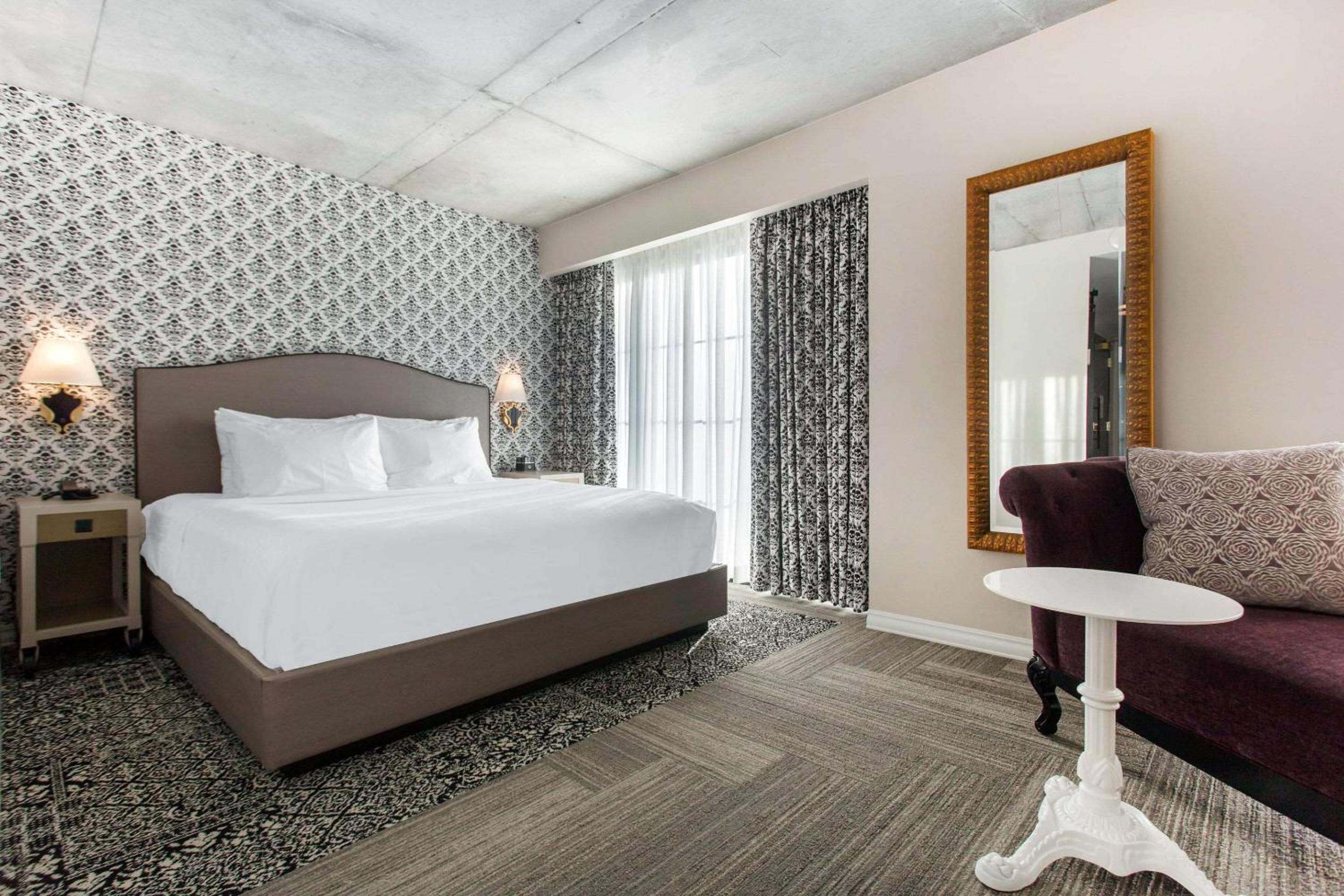 Standard Room, 1 King Bed, Hearing Accessible, Non Smoking