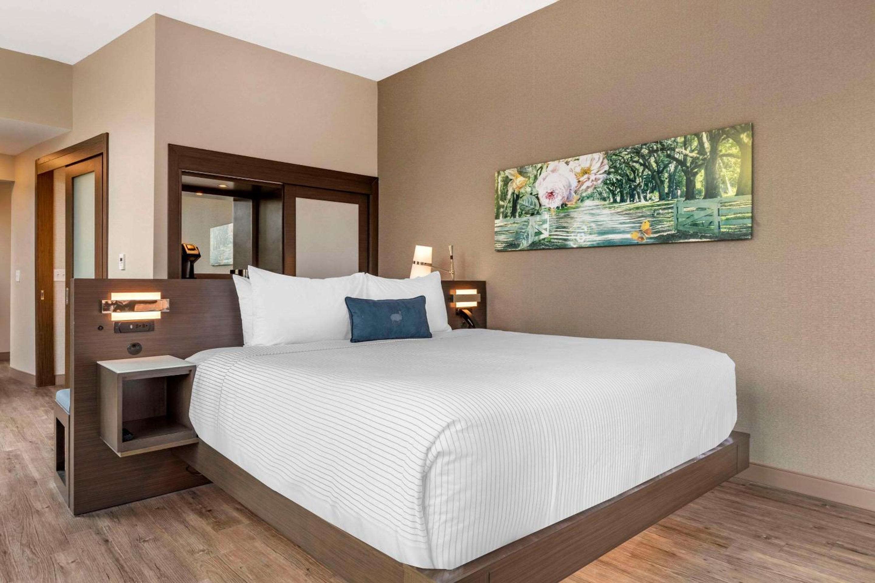 Corner Room with King Bed - Non-Smoking photo 1