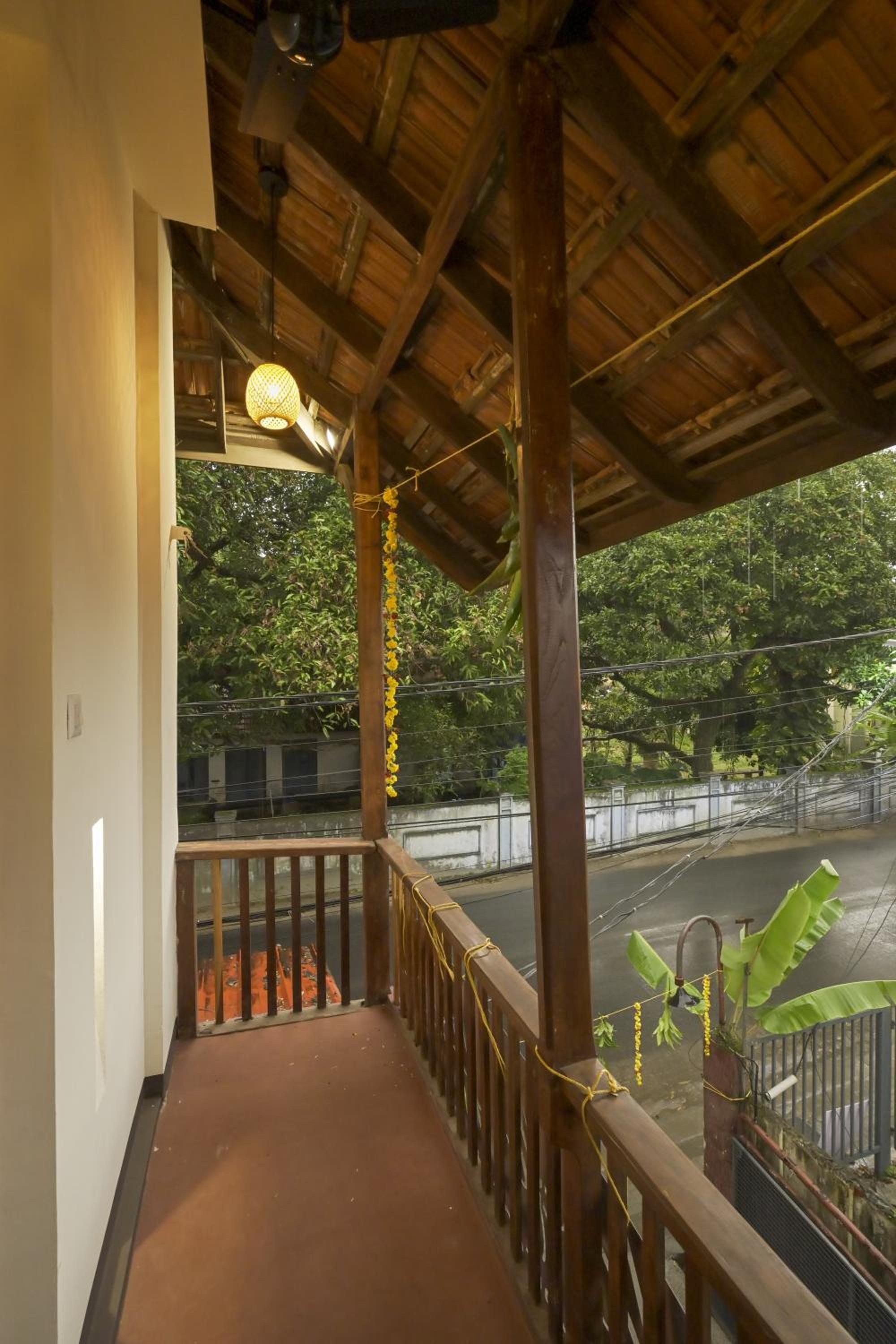 Queen Room with Balcony photo 2