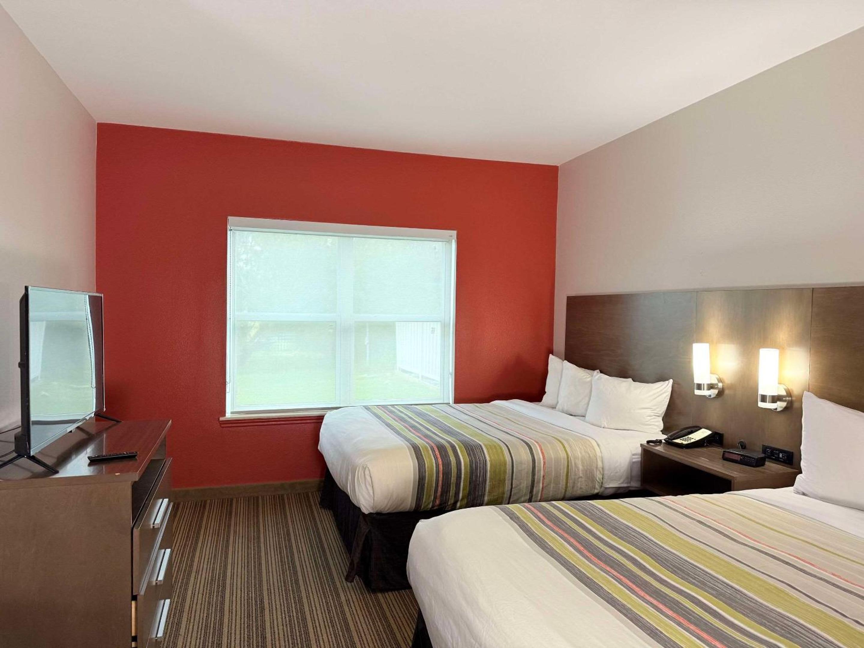 One-Bedroom Suite with Two Queen Beds and Sofa Bed - Non-Smoking - Photo 6