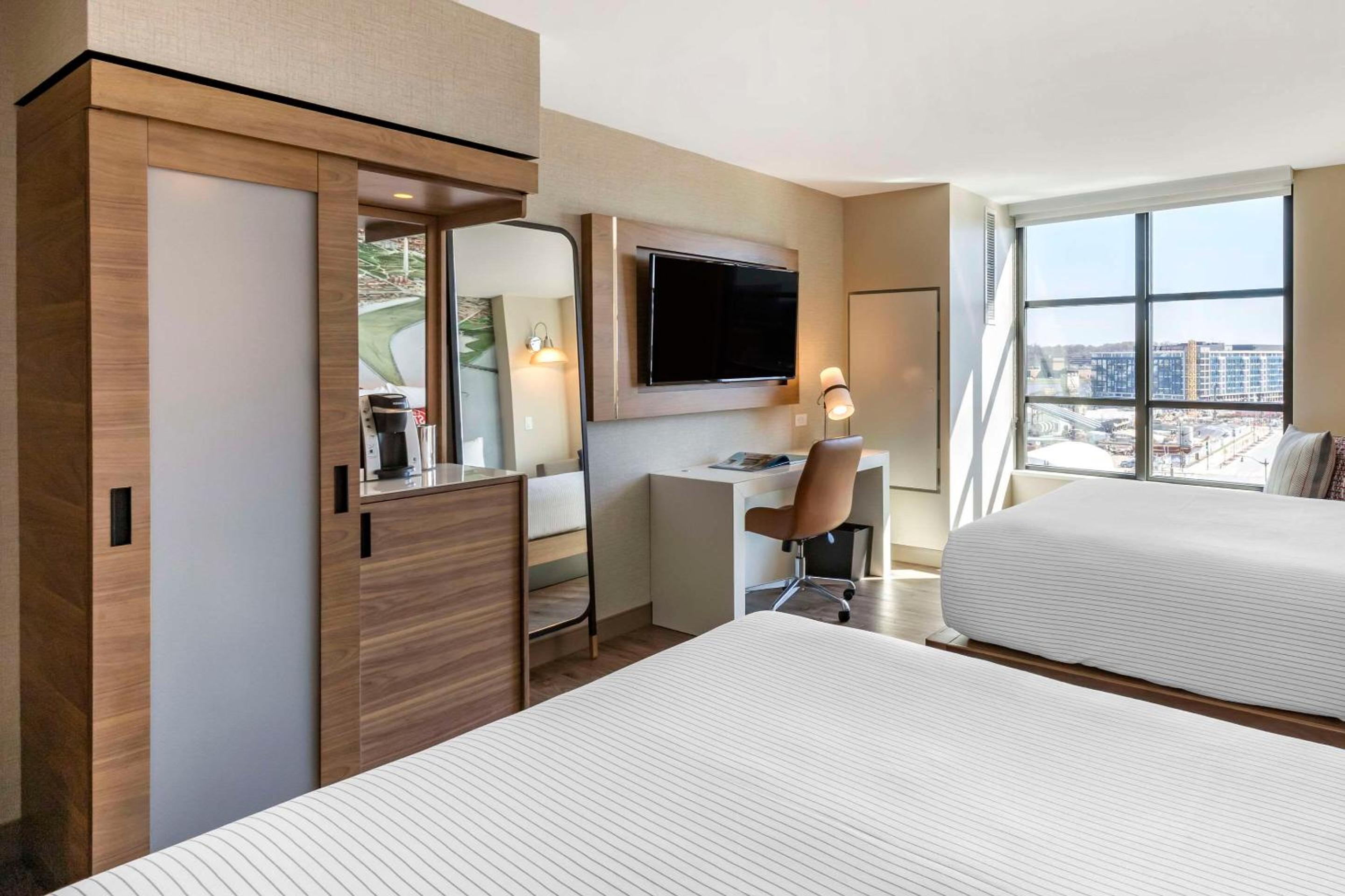 Queen Room with Two Queen Beds, Larger Unit - Non Smoking - Photo 1