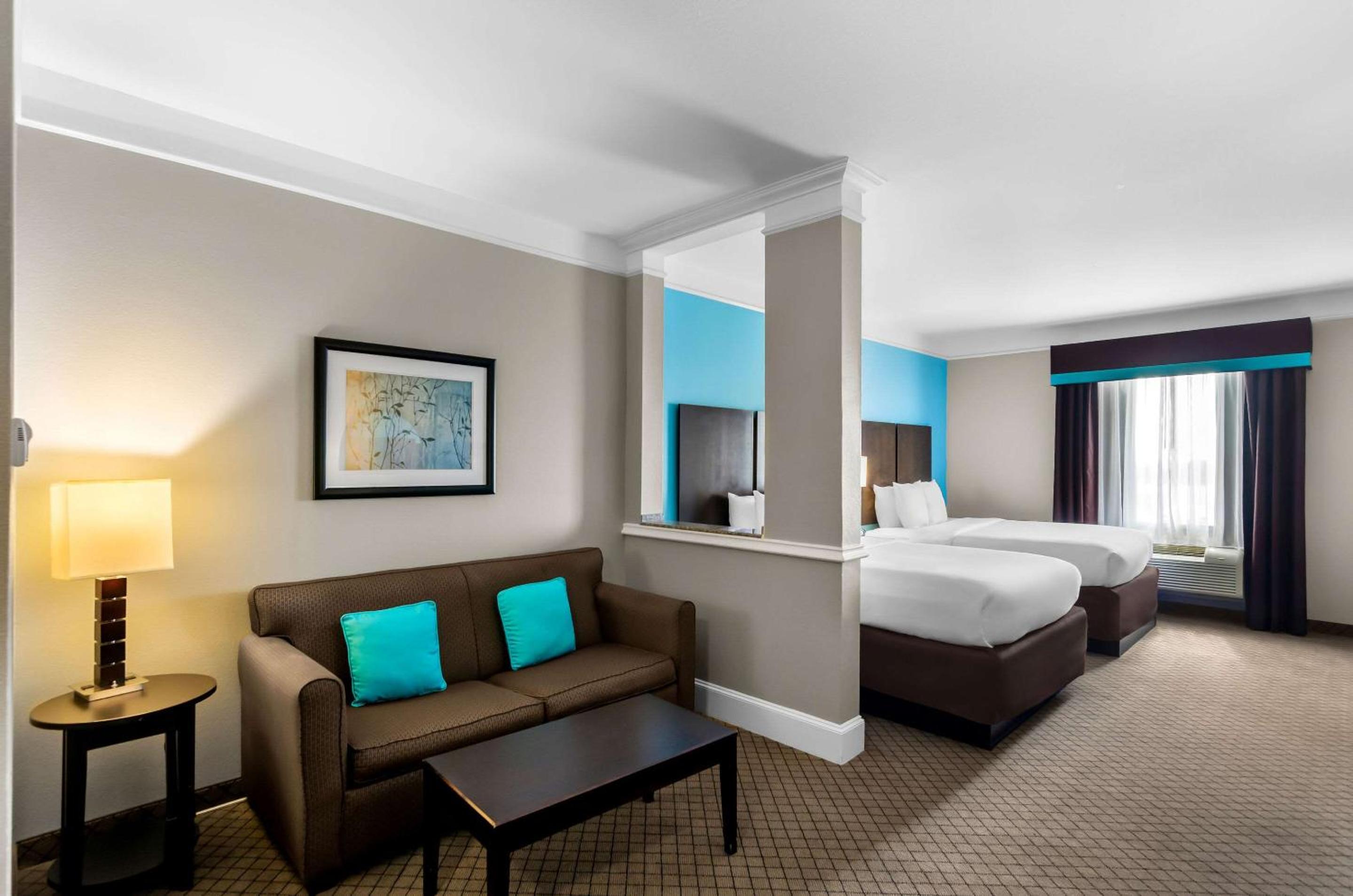 Queen Suite with Two Queen Beds - Non-Smoking - Photo 2