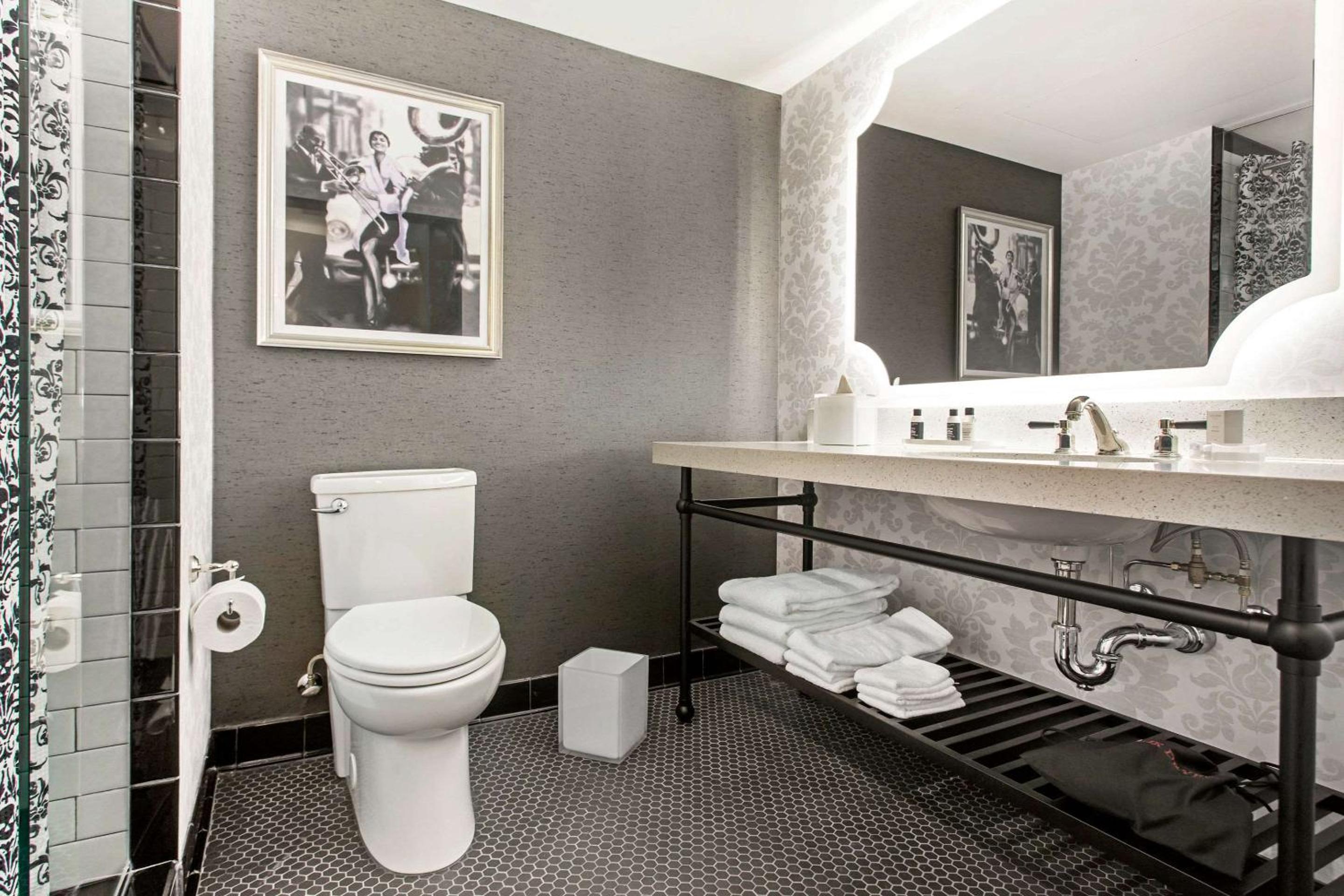 Suite, 1 King Bed, Two Person Sofa Bed, Hearing Accessible, Non Smoking    photo 2