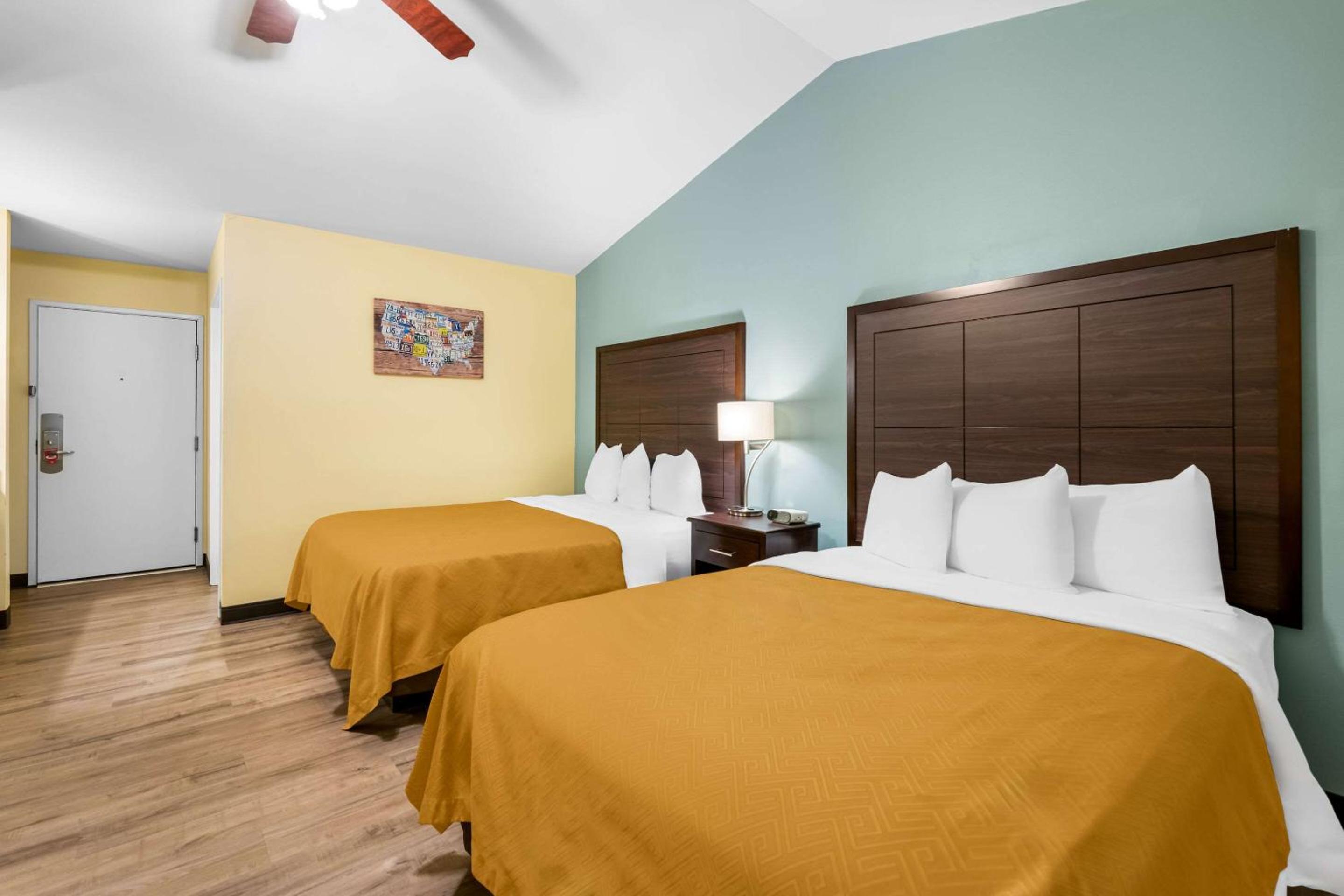 Queen Room with Two Queen Beds - Non-Smoking - Photo 2
