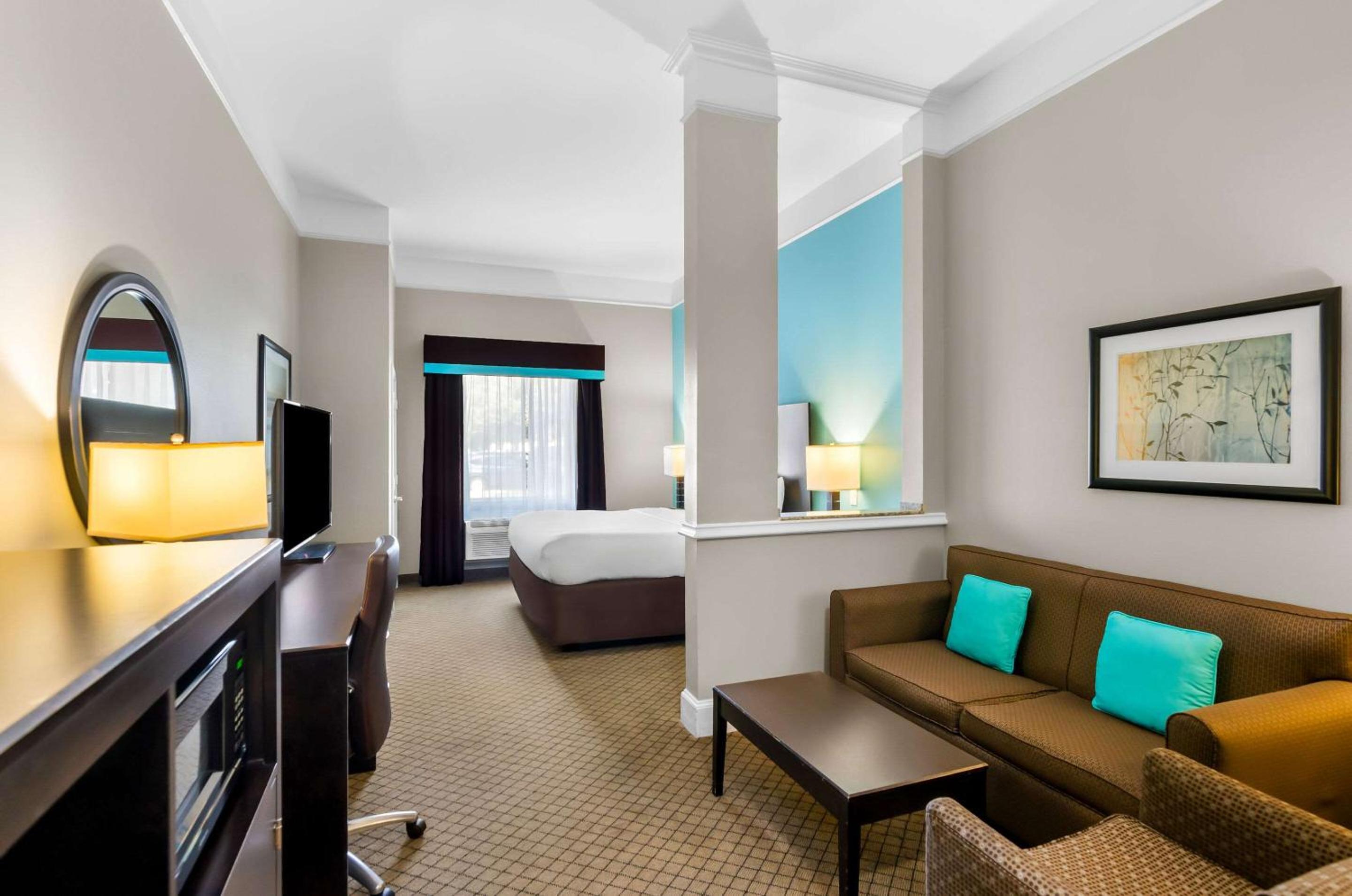 King Suite - Non-Smoking - Photo 3