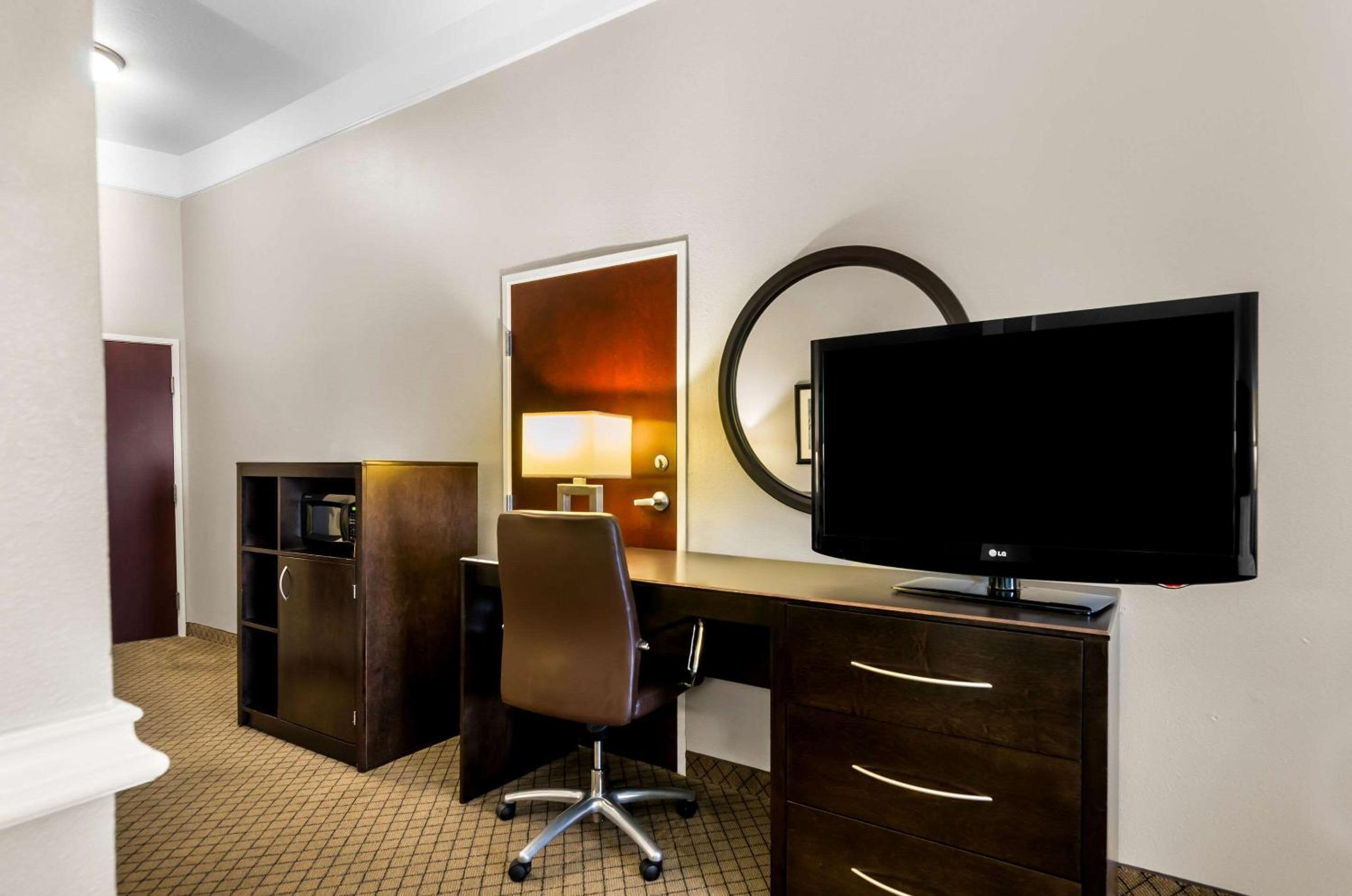 King Suite - Non-Smoking - Photo 2
