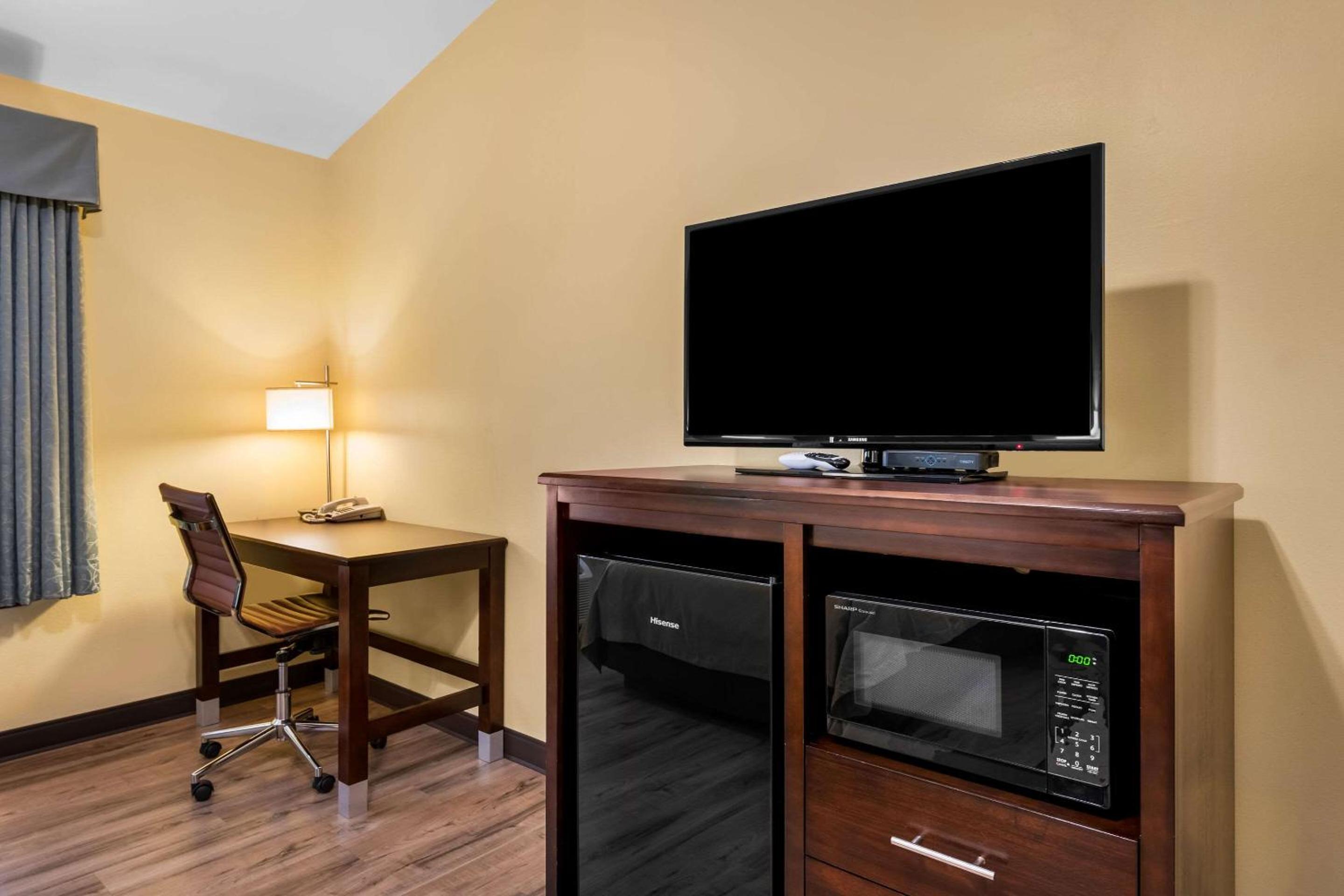 Queen Room with Two Queen Beds - Pet Friendly/Non-Smoking - Photo 1