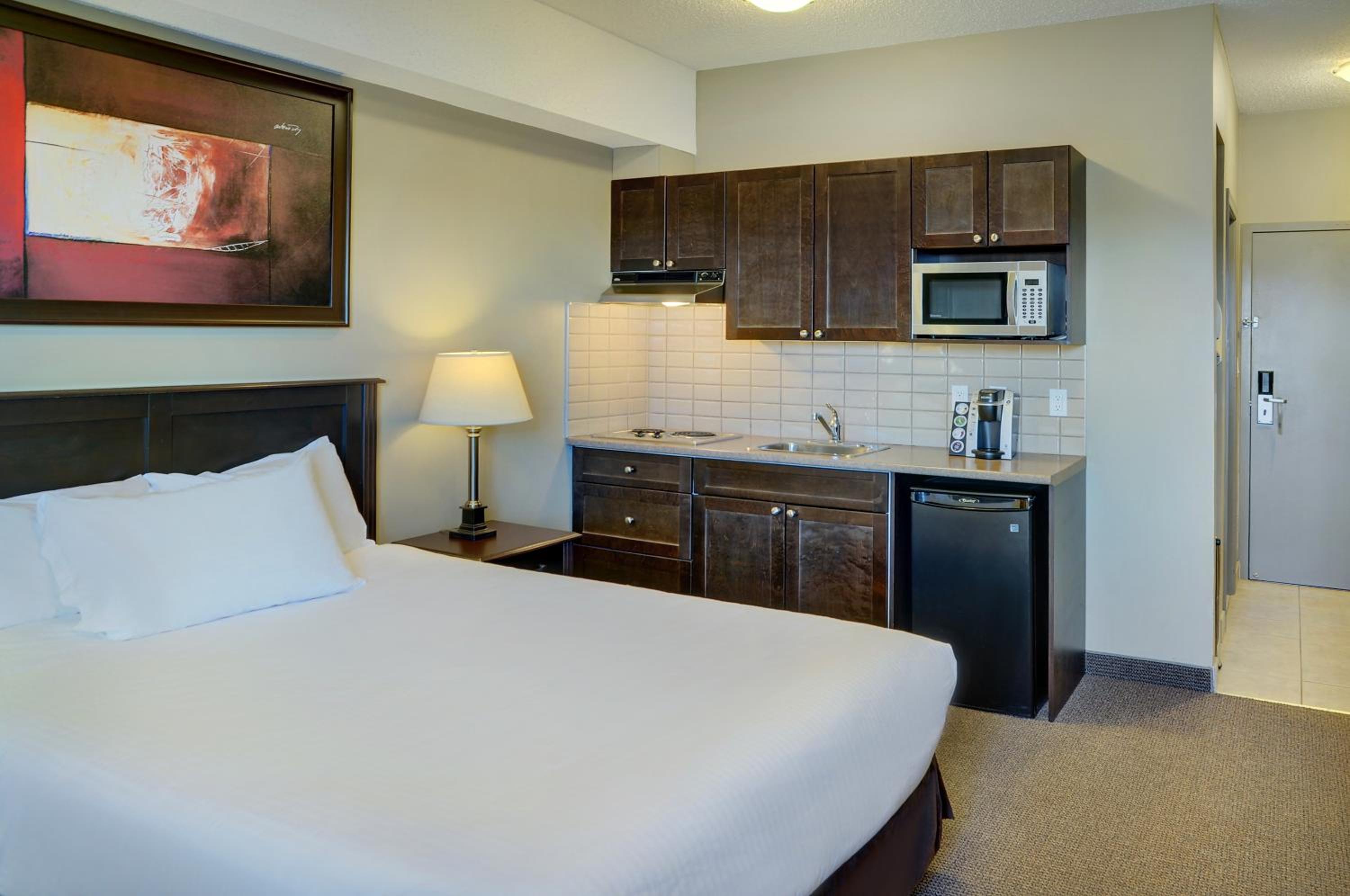 Premium Queen Room with Two Queen Beds and Kichenette - Outside Entrance/Non-Smoking - Photo 3