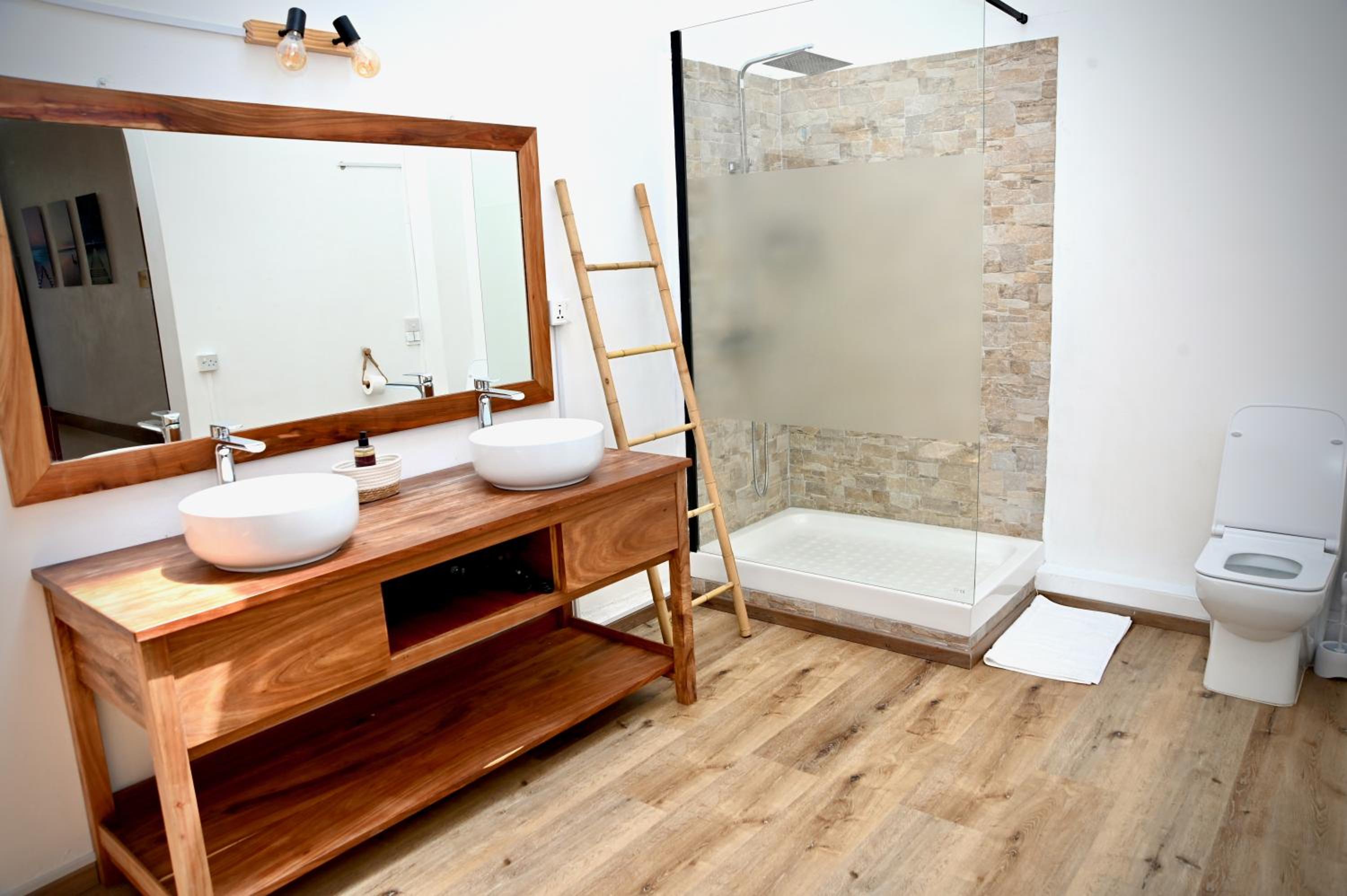 Deluxe Suite with Sea View - Photo 4