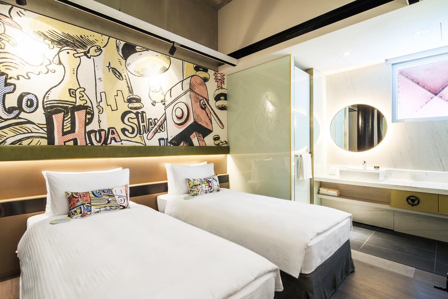 Superior Twin Room thumbnail 5