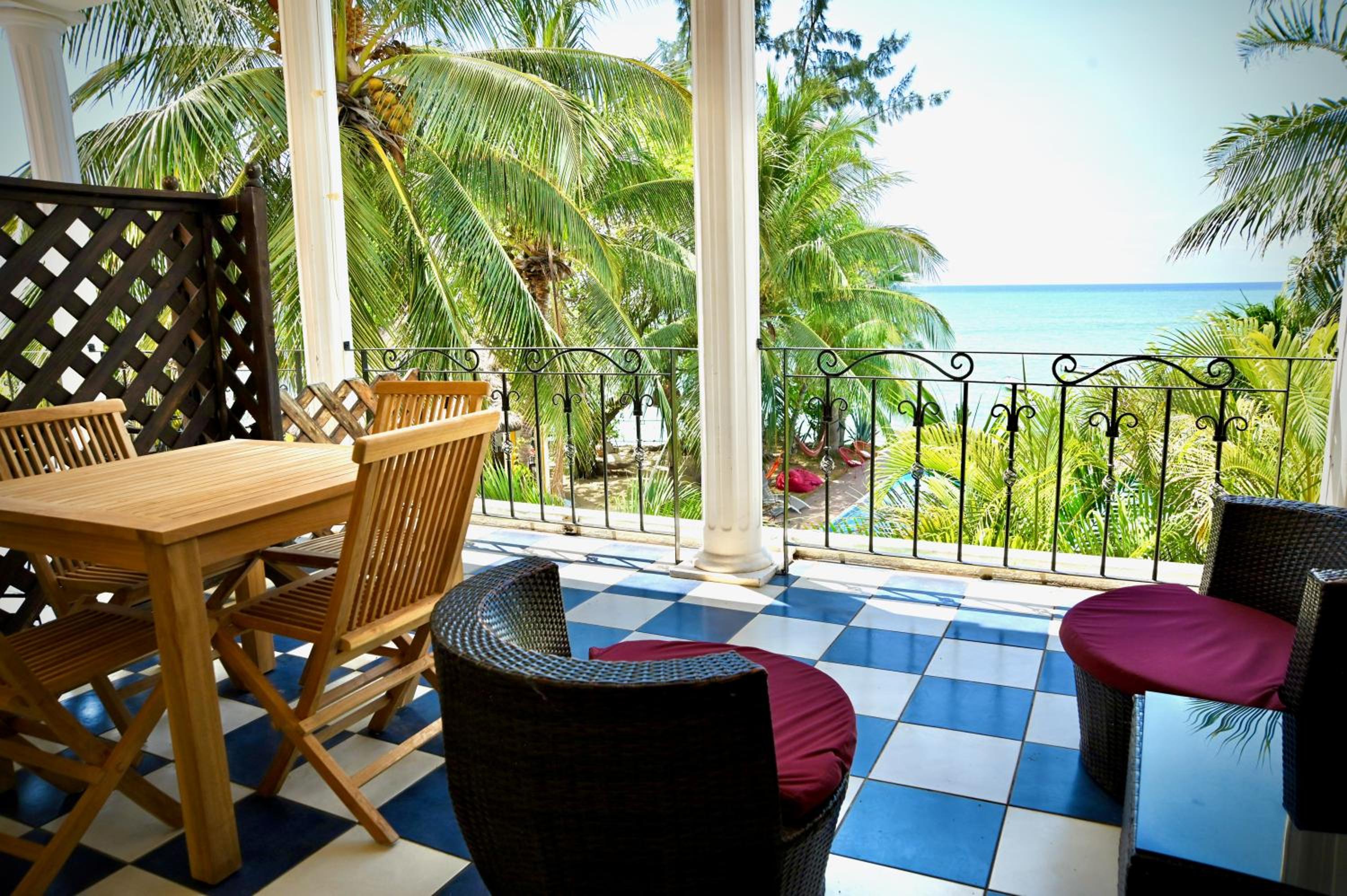 Deluxe Suite with Sea View - Photo 3