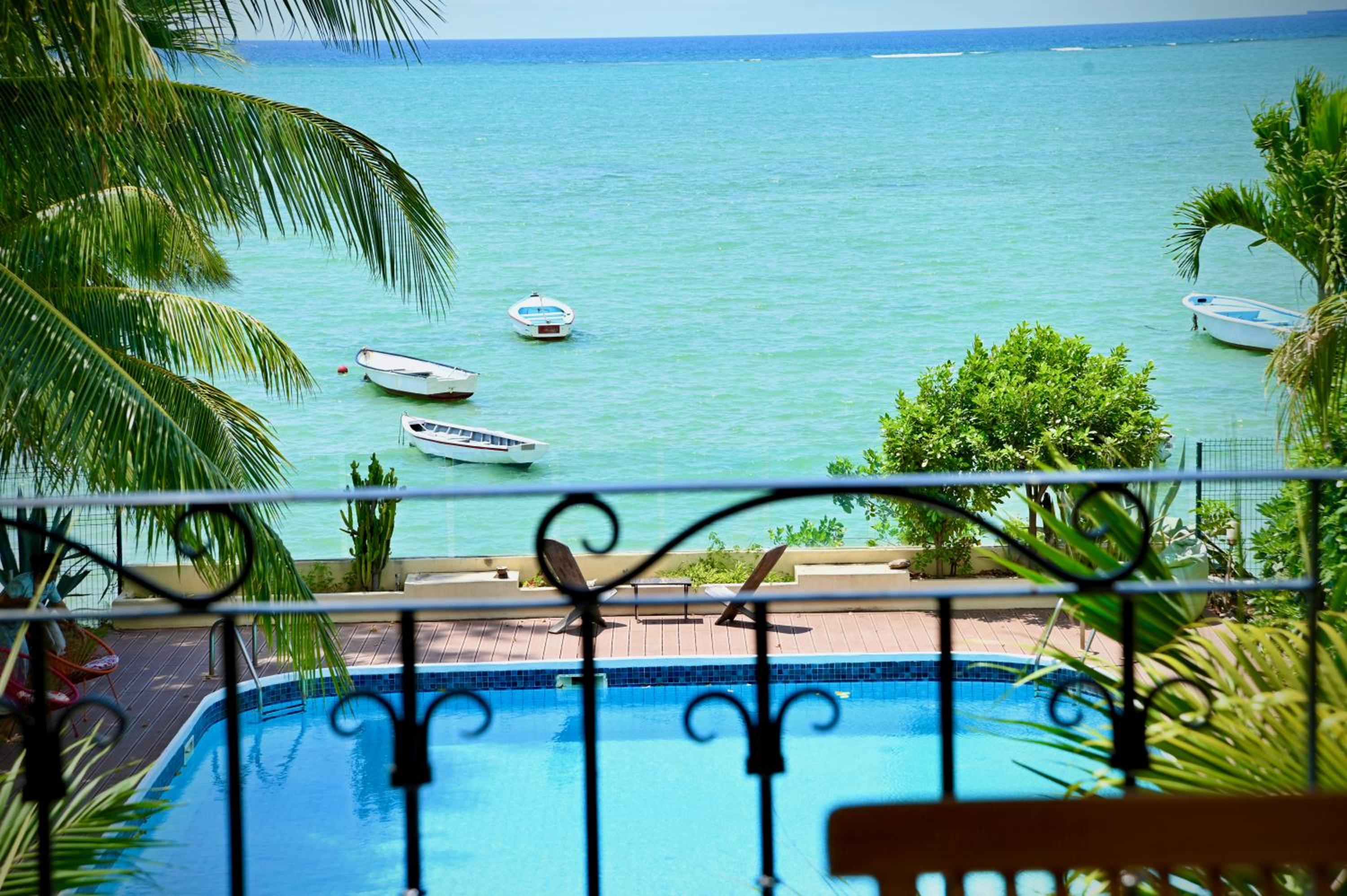 Deluxe Suite with Sea View - Photo 5