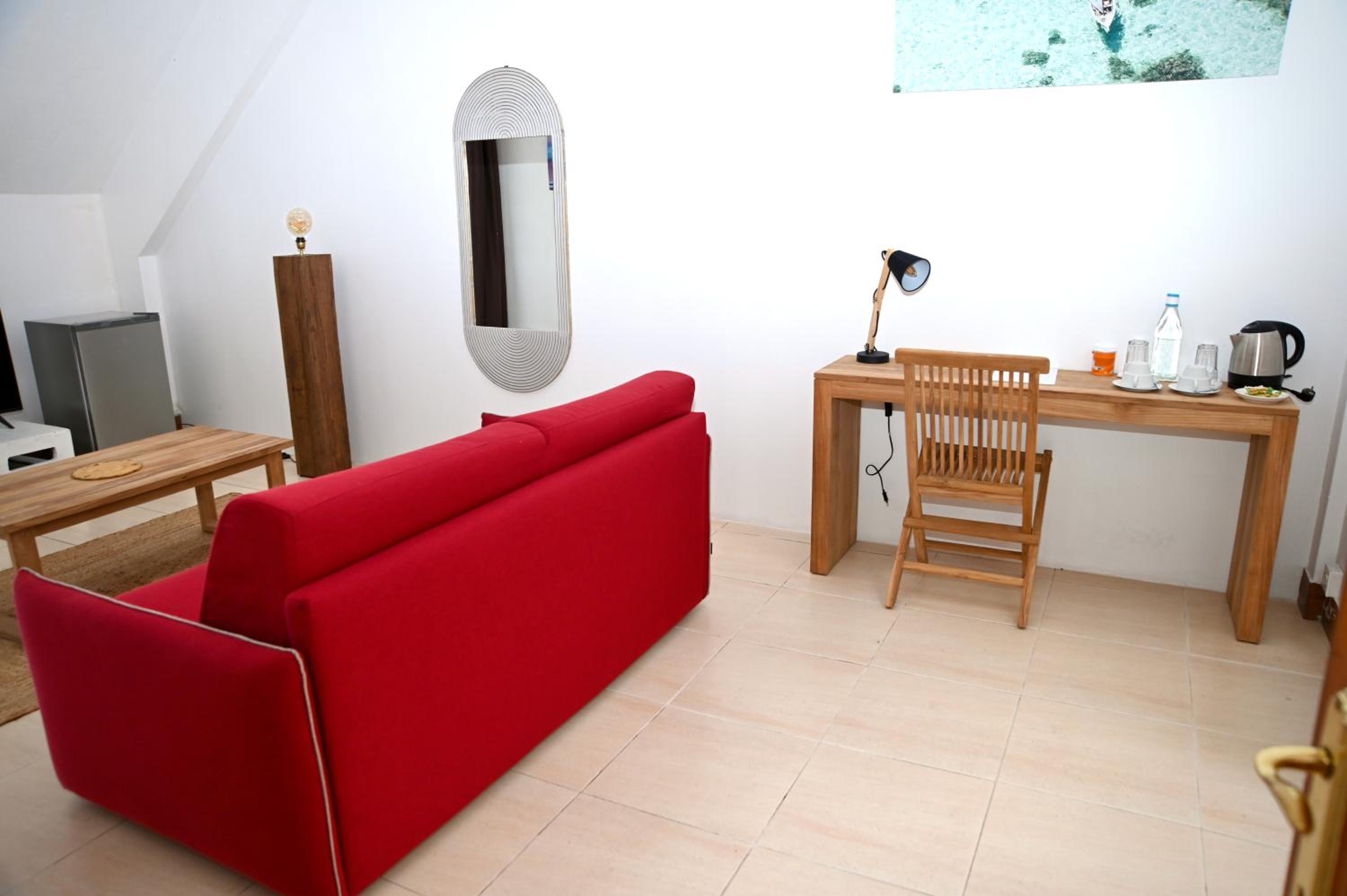 Deluxe Suite with Sea View - Photo 6