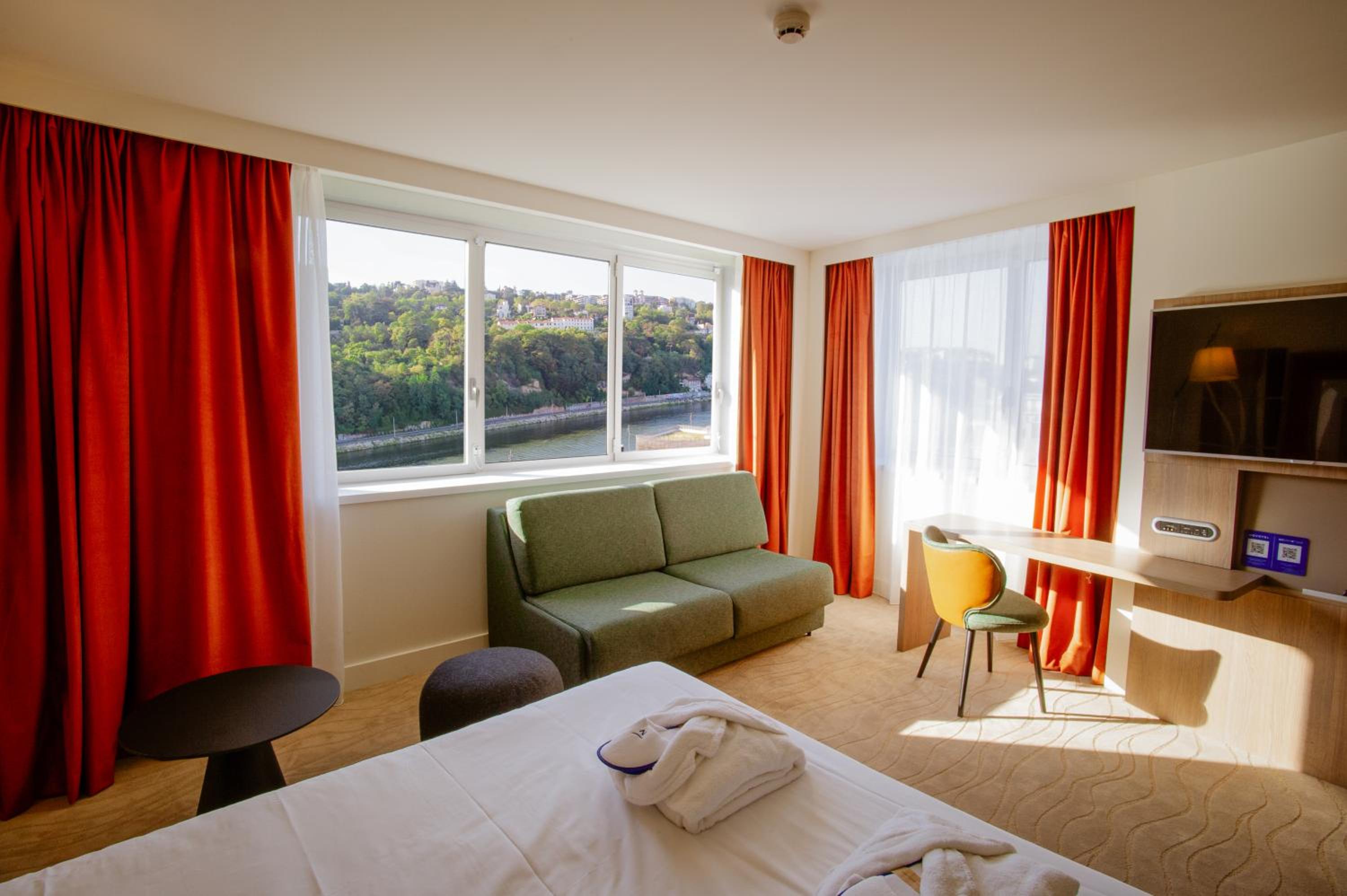 Executive Double Room with Sofa Bed - Photo 6