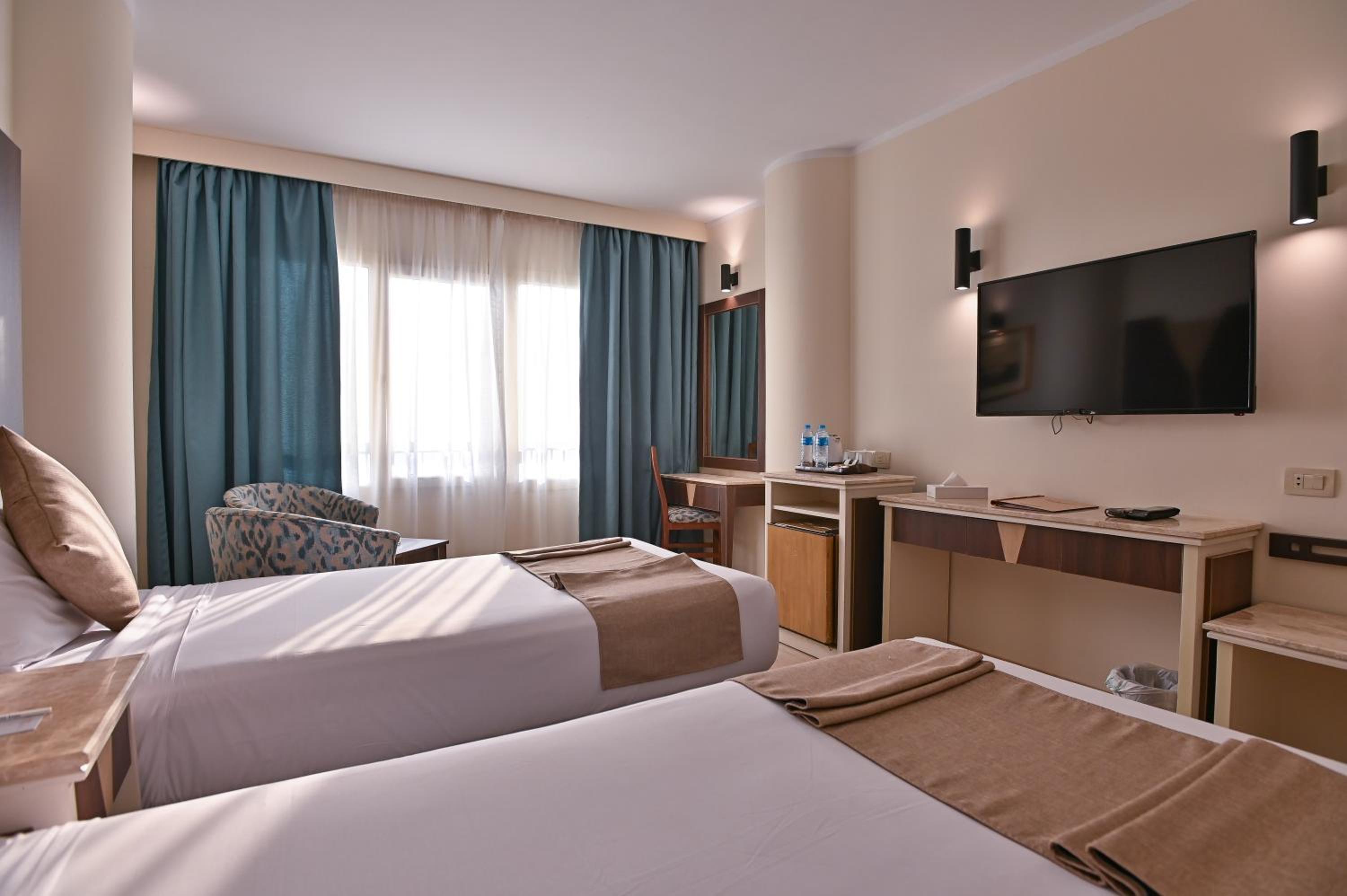 Standard Twin Room - Photo 4