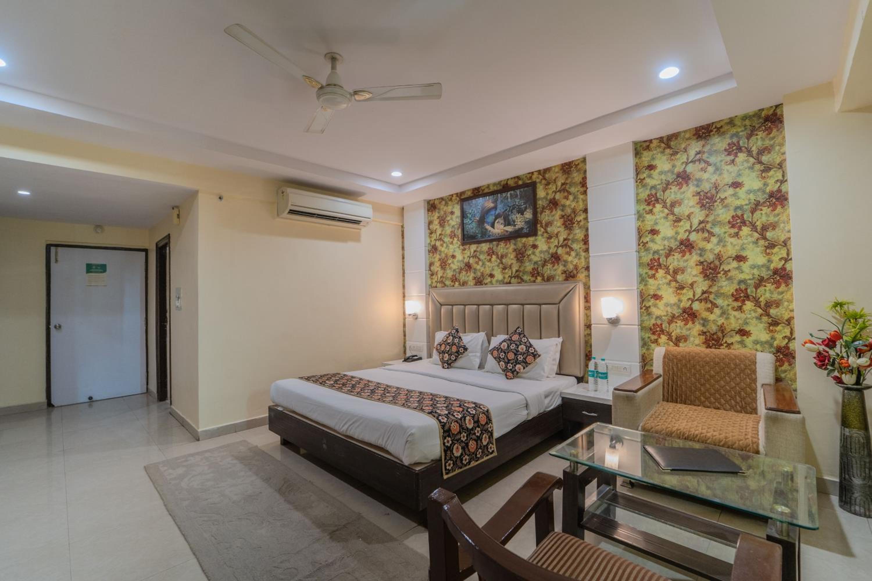 Deluxe Double Room (2 Adults + 1 Child) photo 1