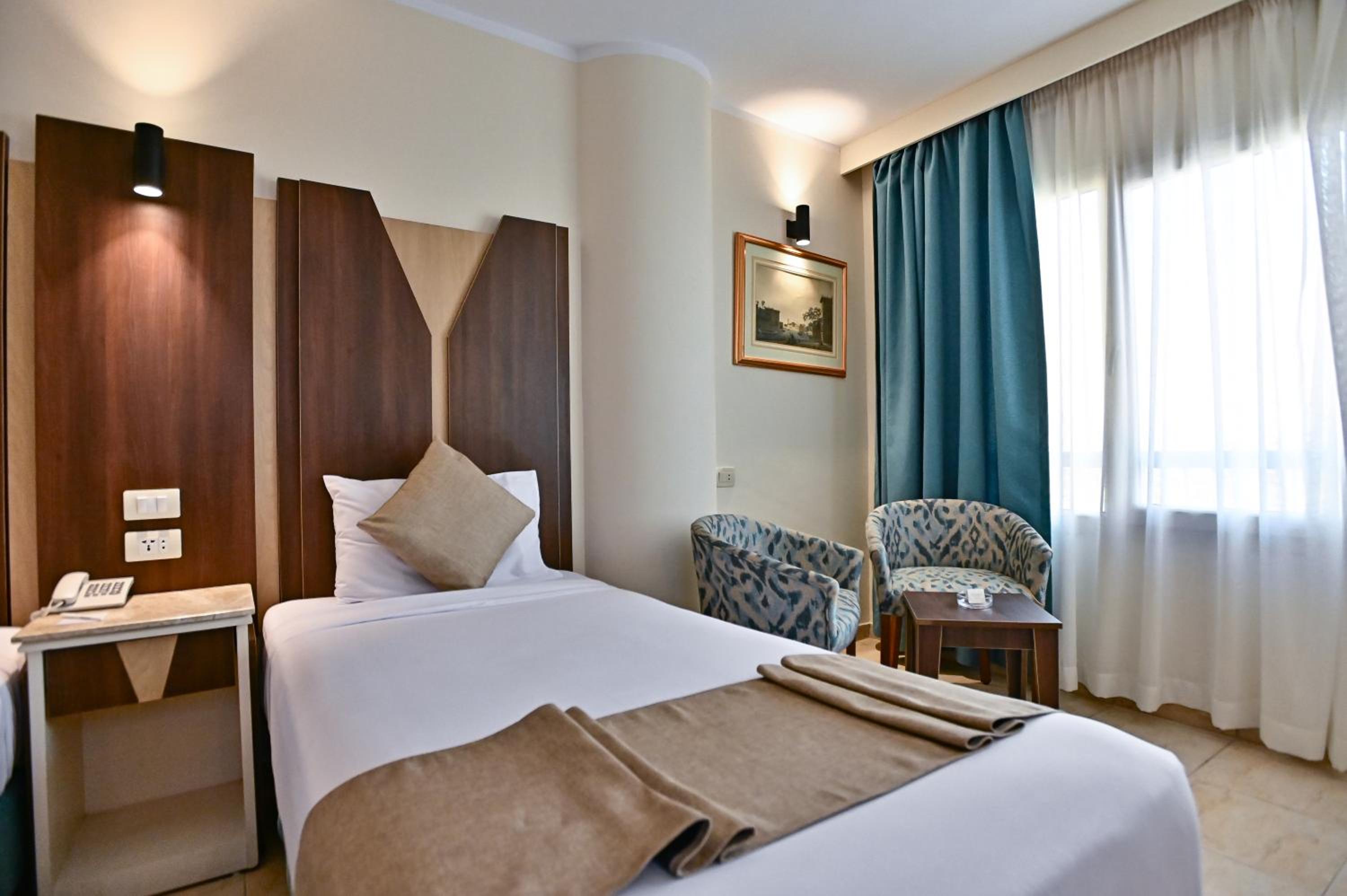 Standard Twin Room - Photo 9