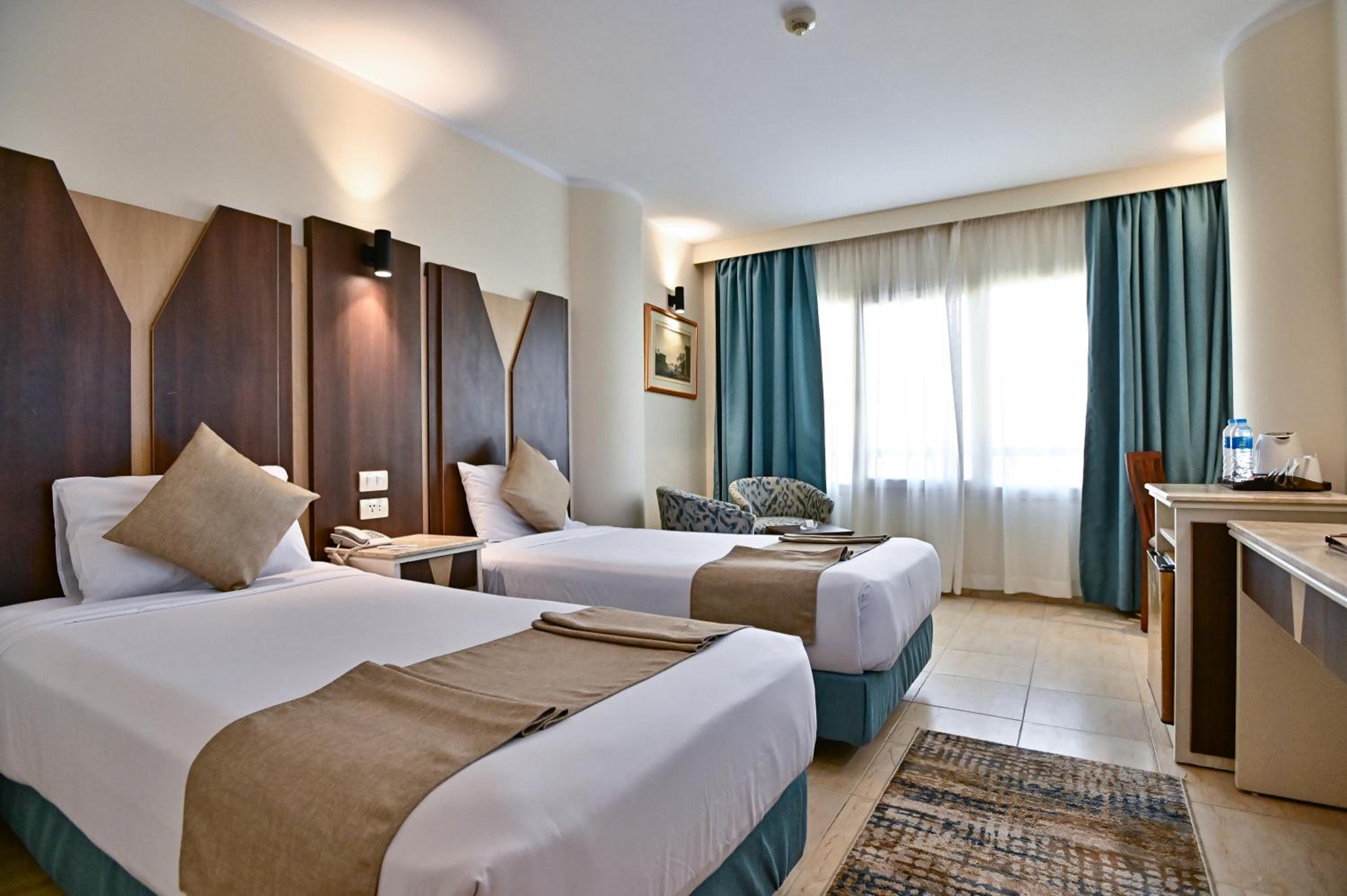 Standard Twin Room - Photo 12