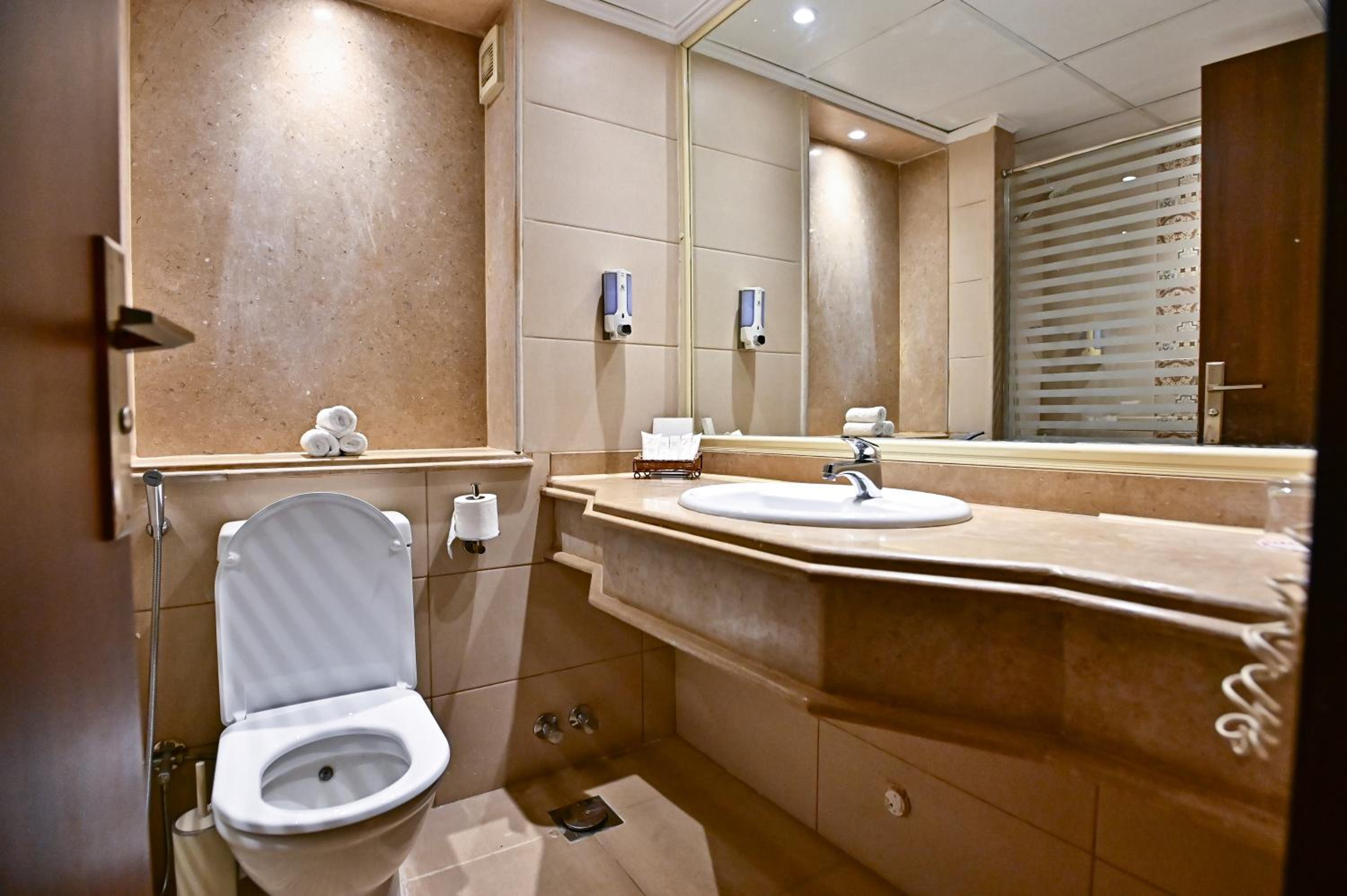 Standard Twin Room - Photo 11