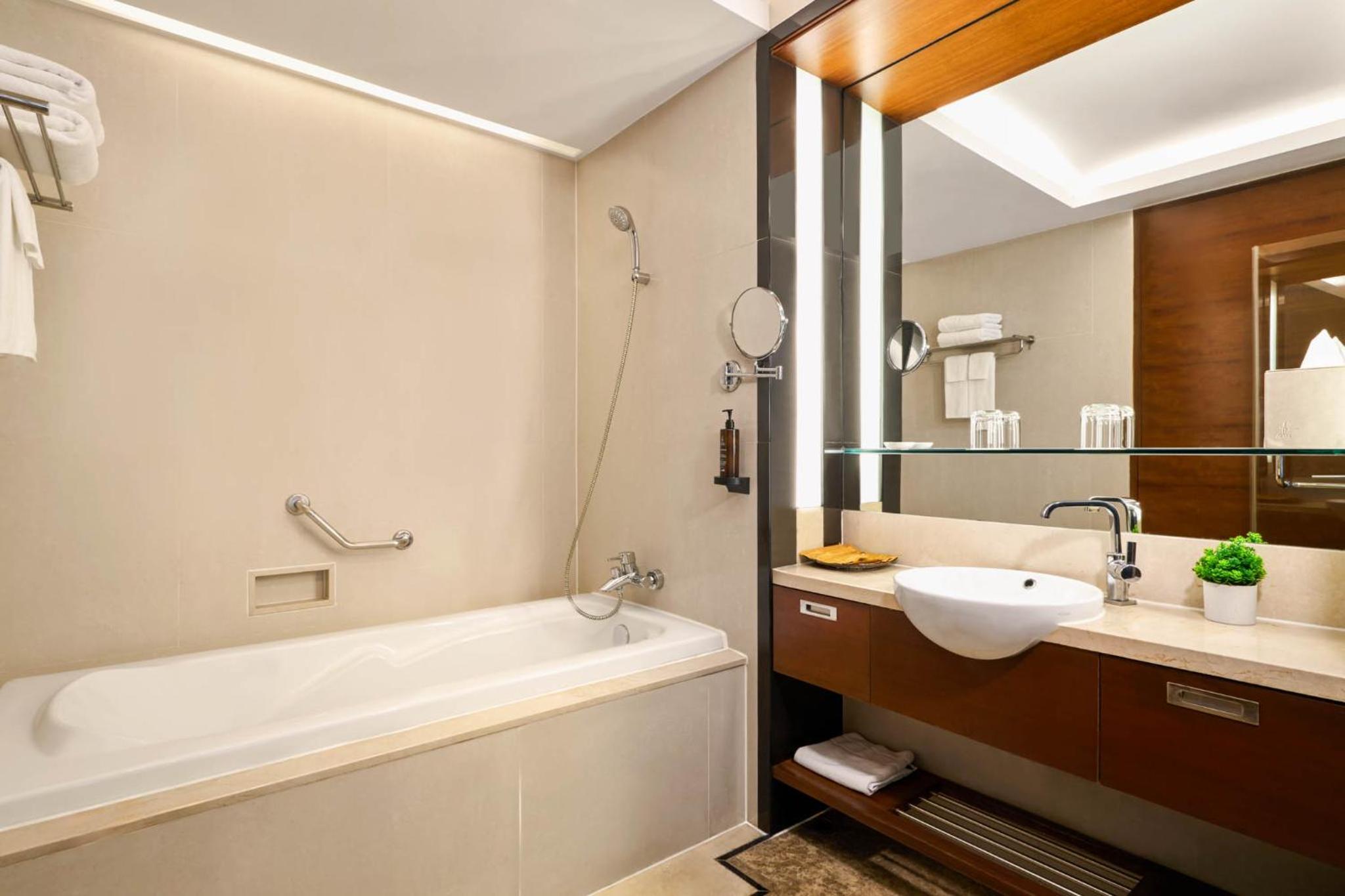 Deluxe Club Double Room With Club Benefit thumbnail 5