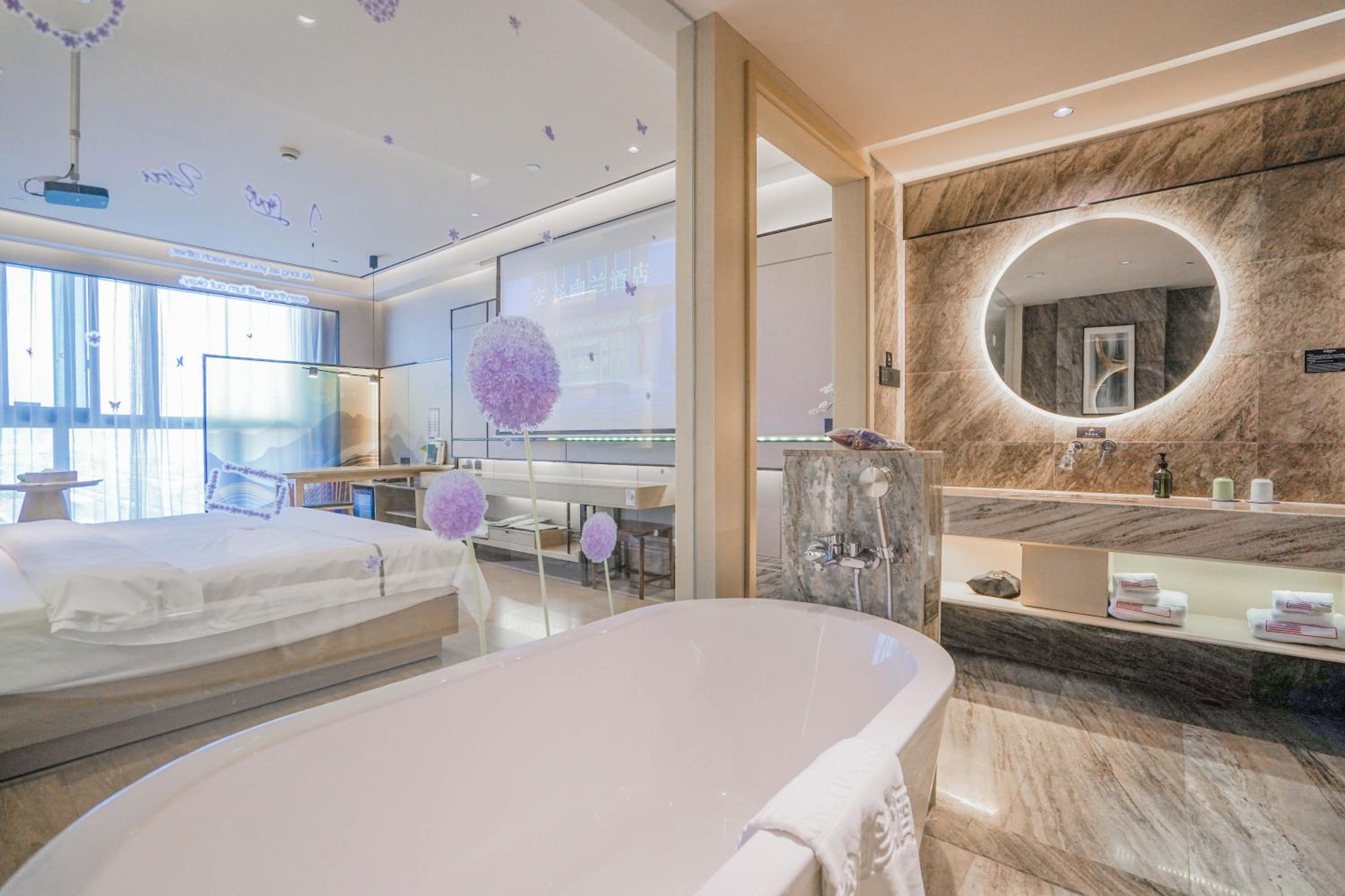King Room with Theme