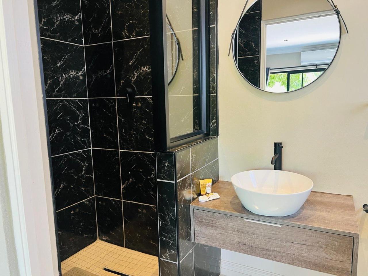 Standard Double Room with Shared Bathroom photo 3