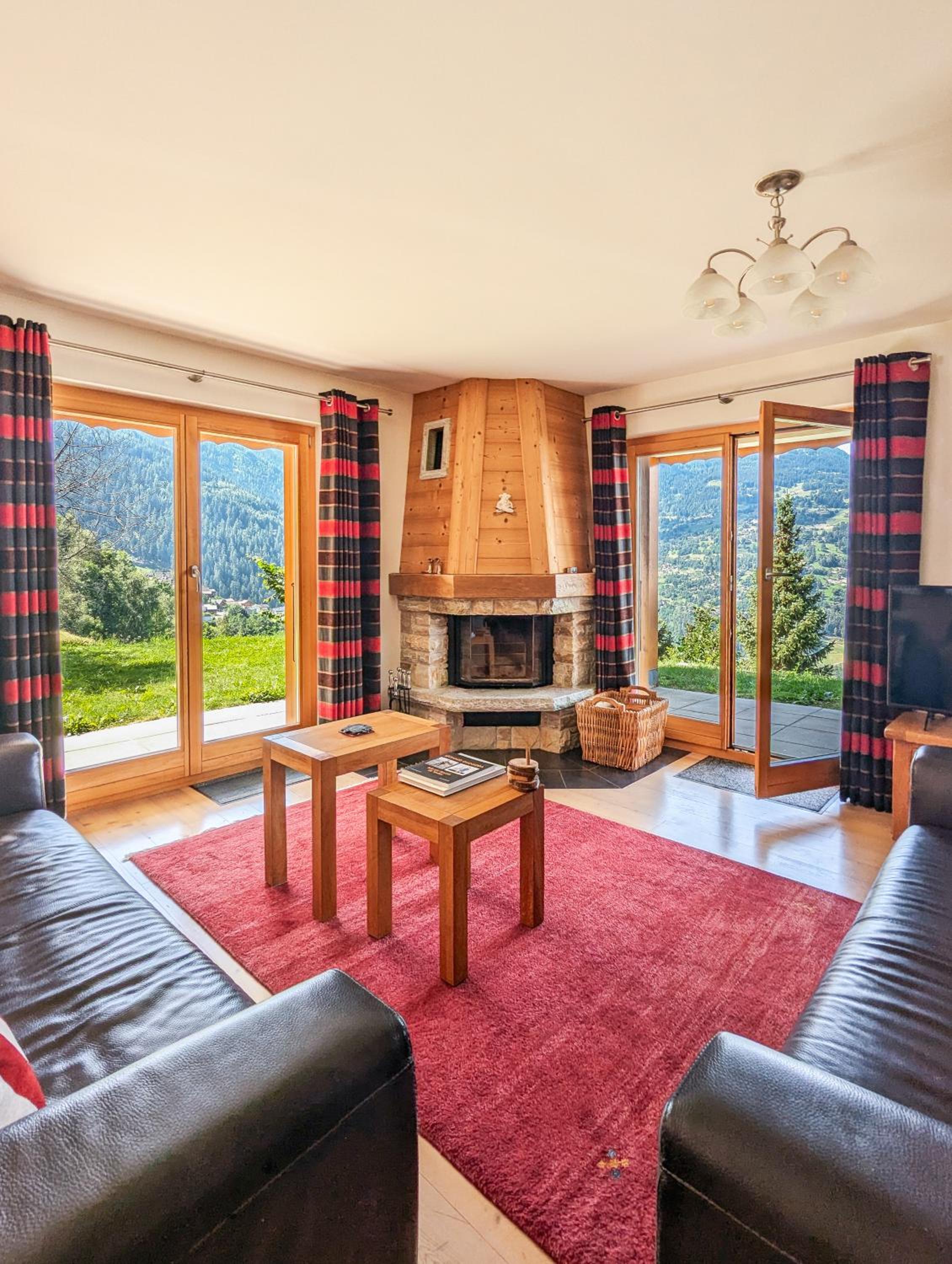 Three-Bedroom Apartment with Mountain View photo 1