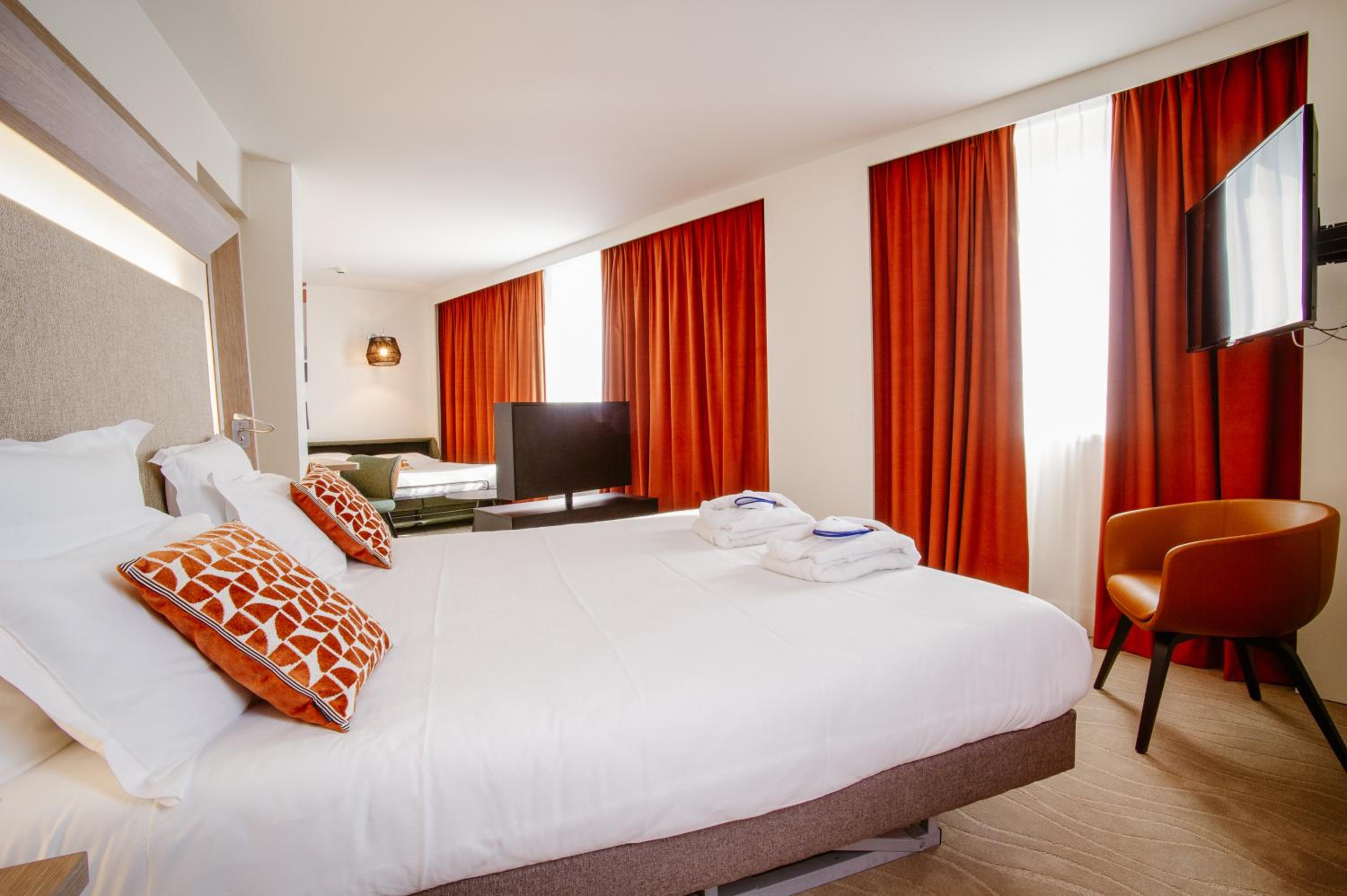 Suite with Double Bed and Double Sofa - Photo 6