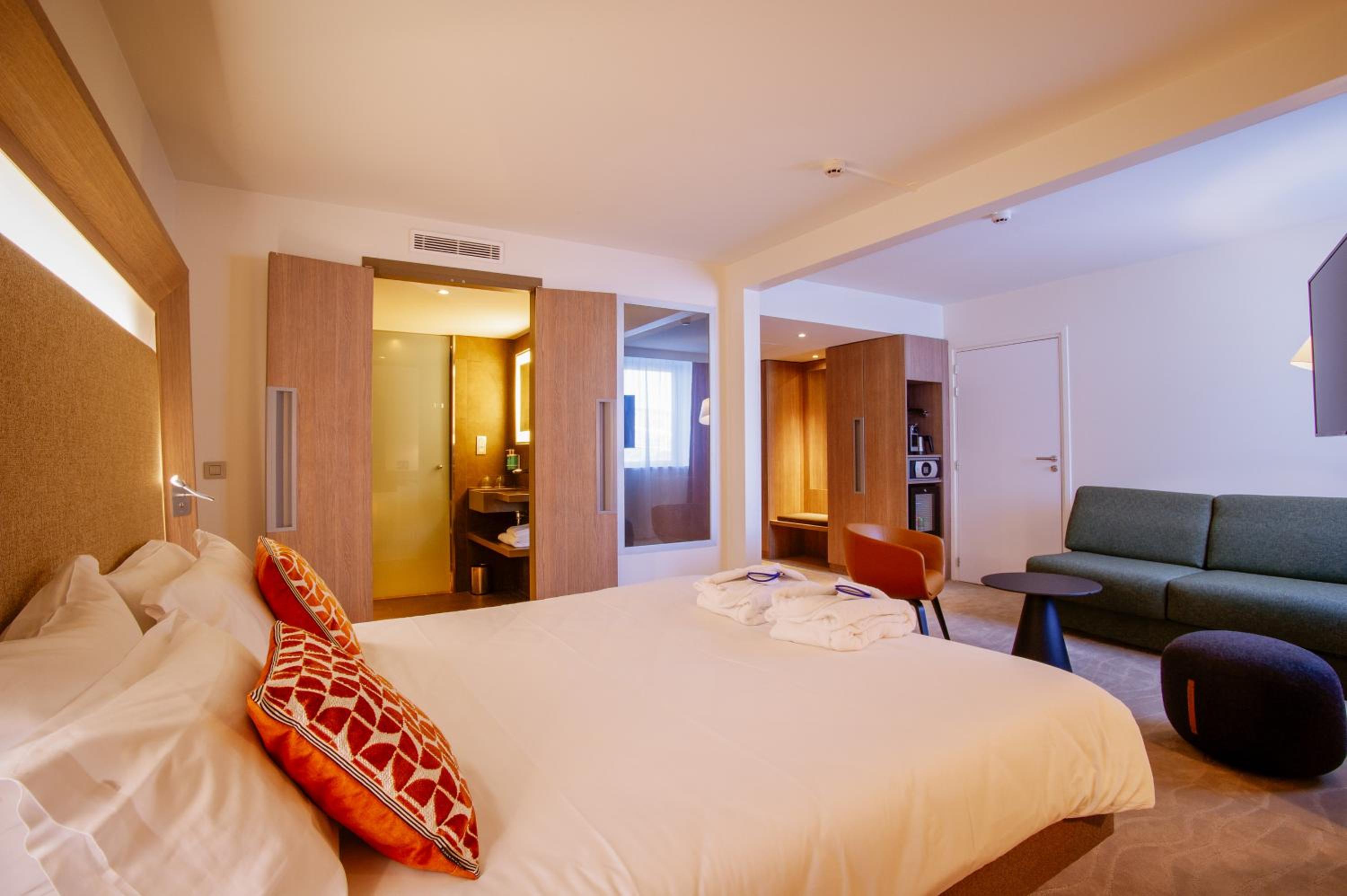 Executive Double Room with Sofa Bed - Photo 3