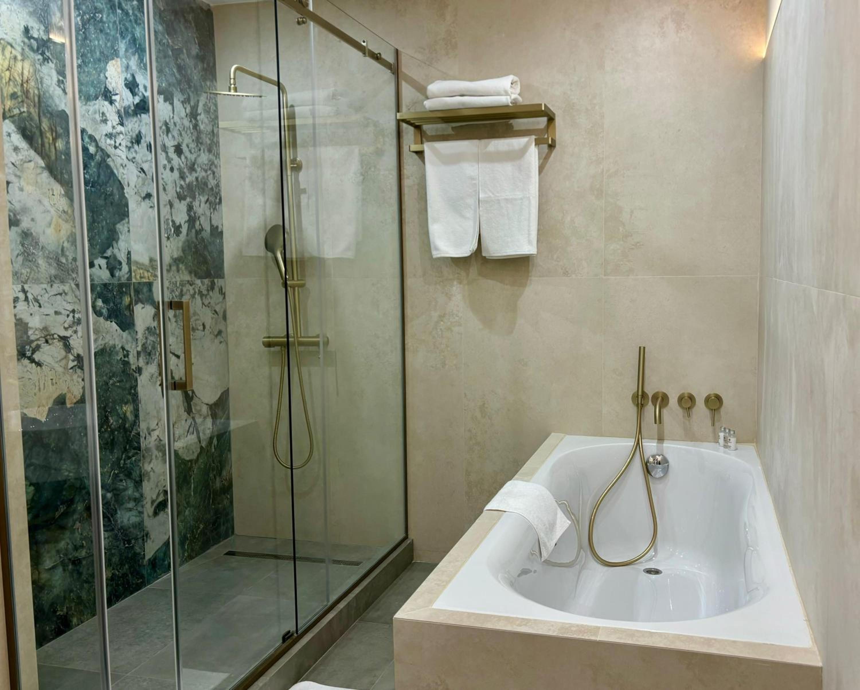 Deluxe Room - Photo 3