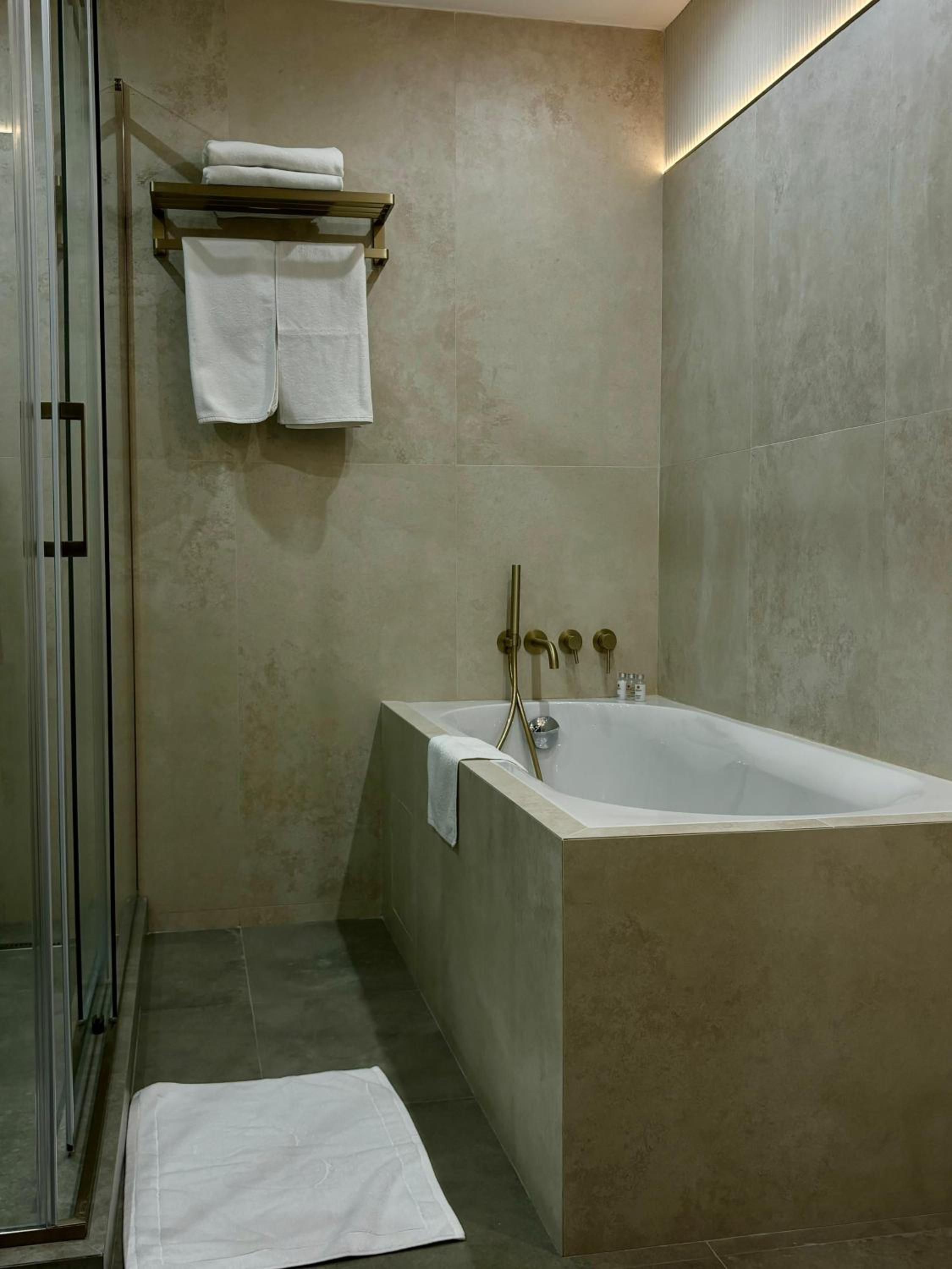Deluxe Room - Photo 2