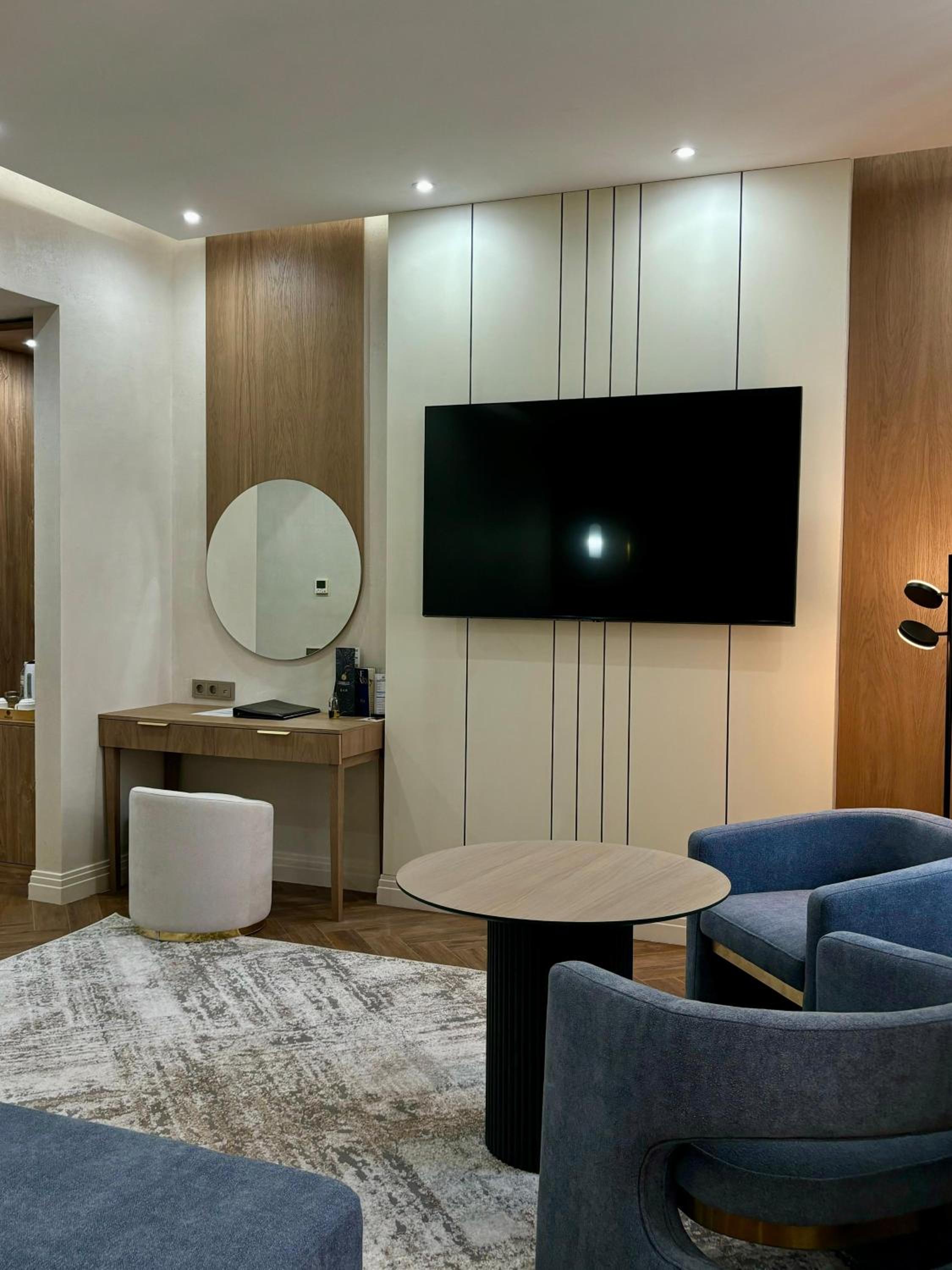 Deluxe Room - Photo 5
