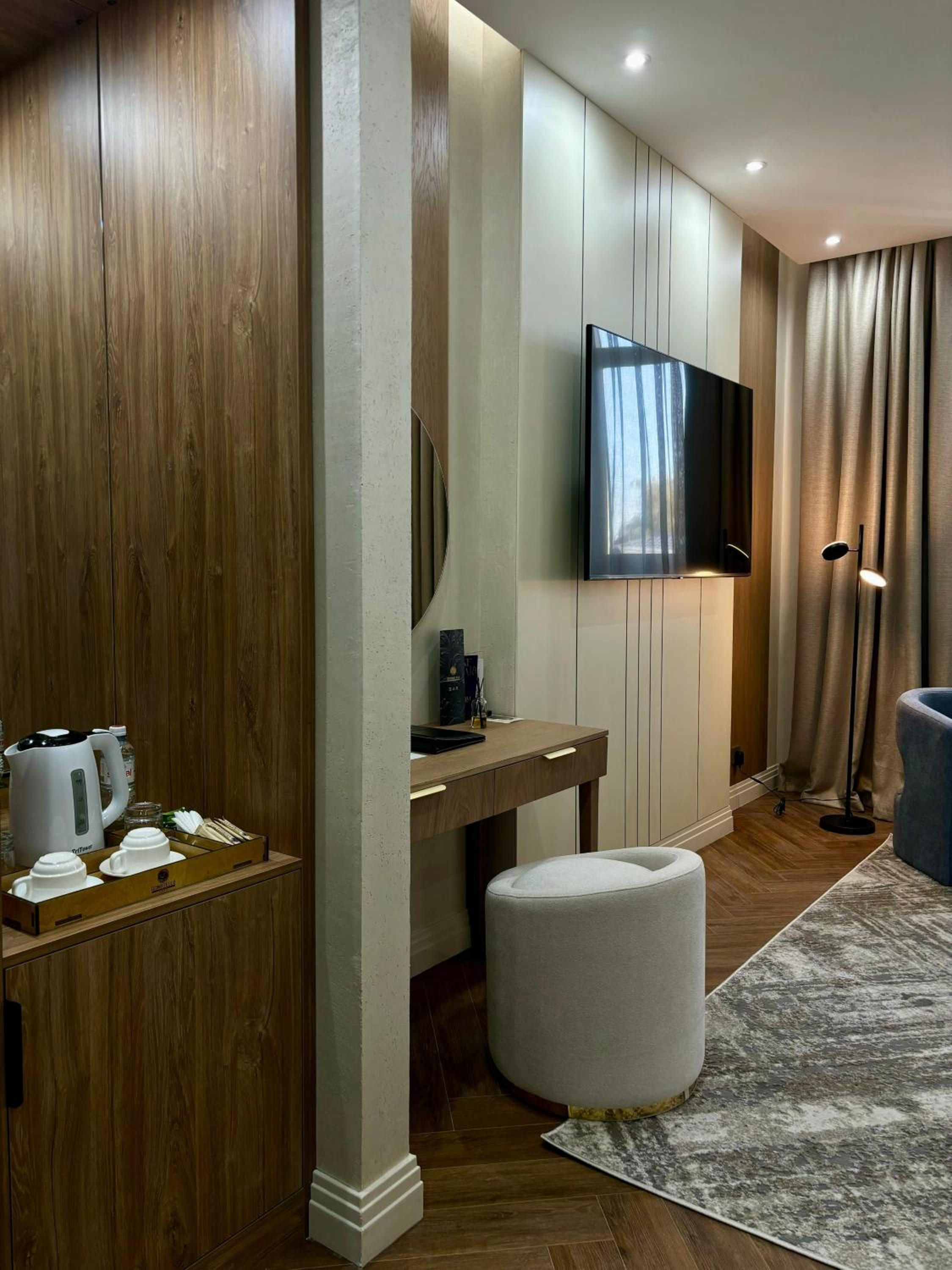 Deluxe Room - Photo 12