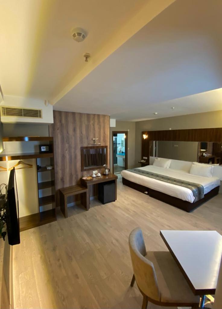 Double or Twin Room with City View photo 2