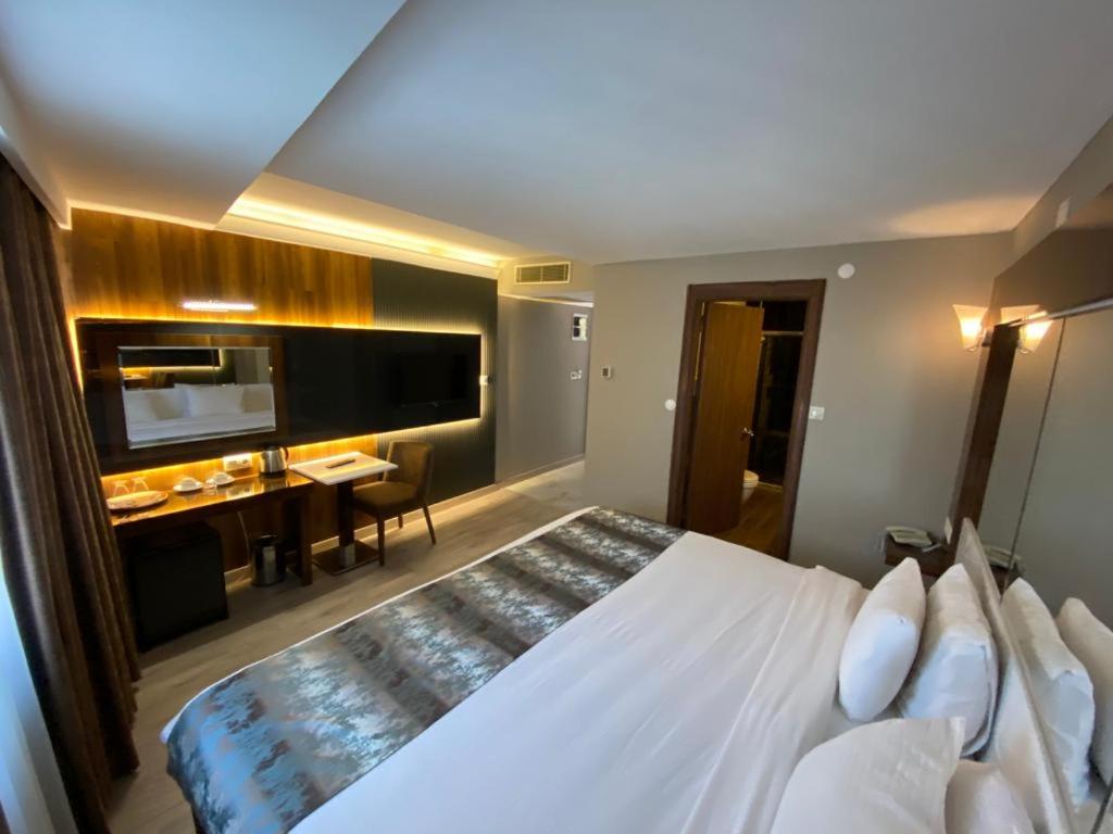Double or Twin Room with City View photo 3