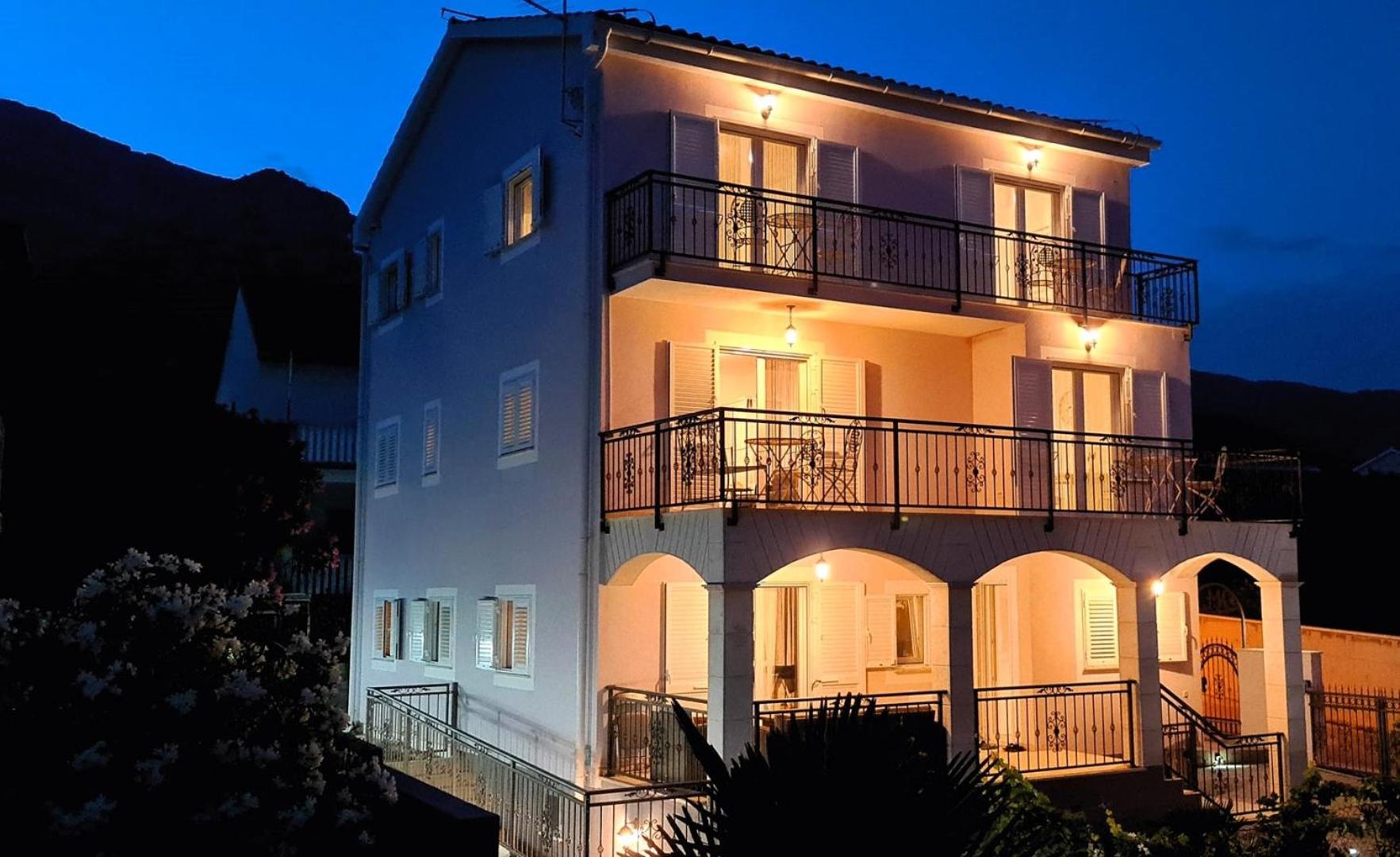 Apartment with Balcony photo 3