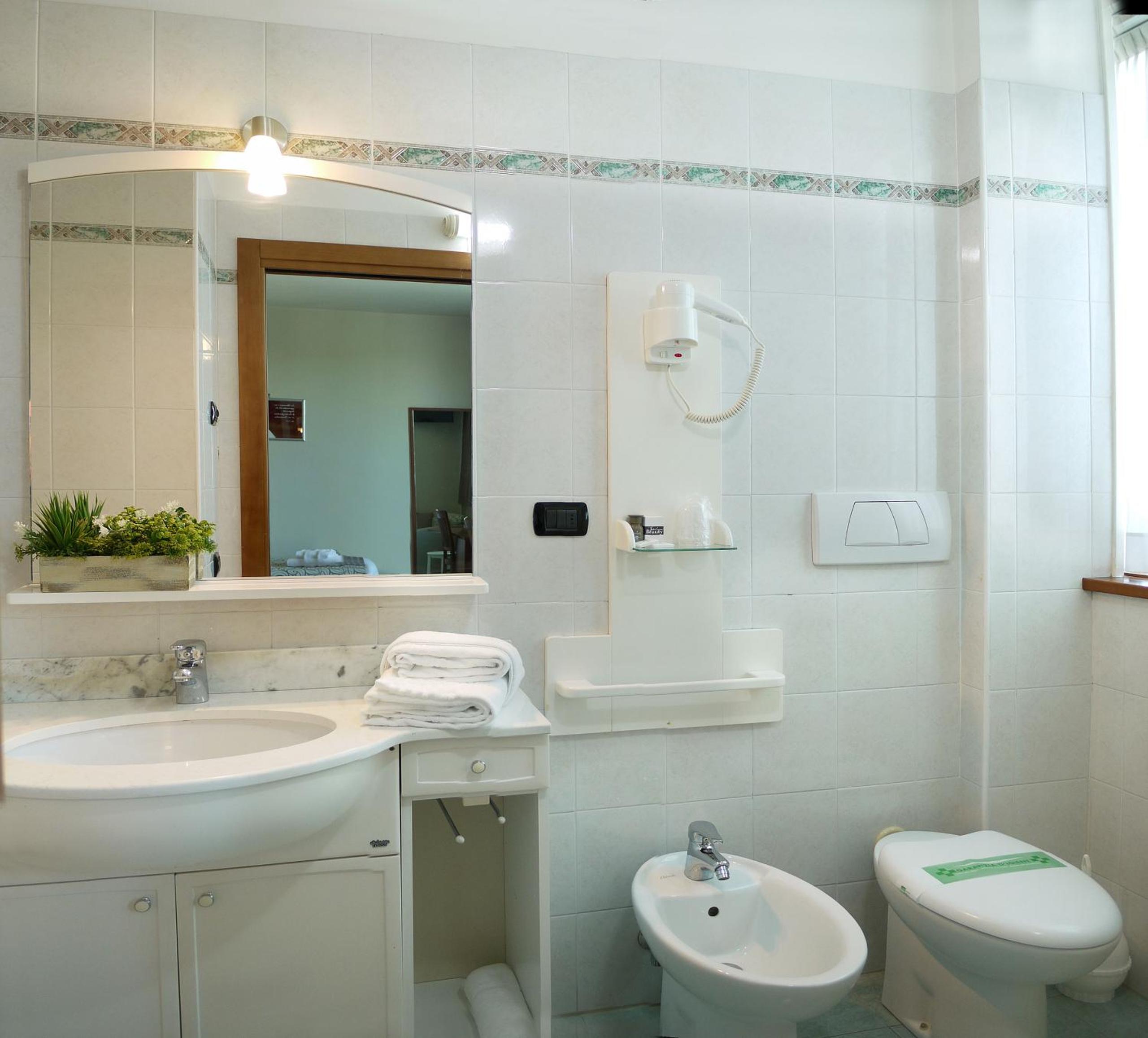 Twin Room - Photo 3