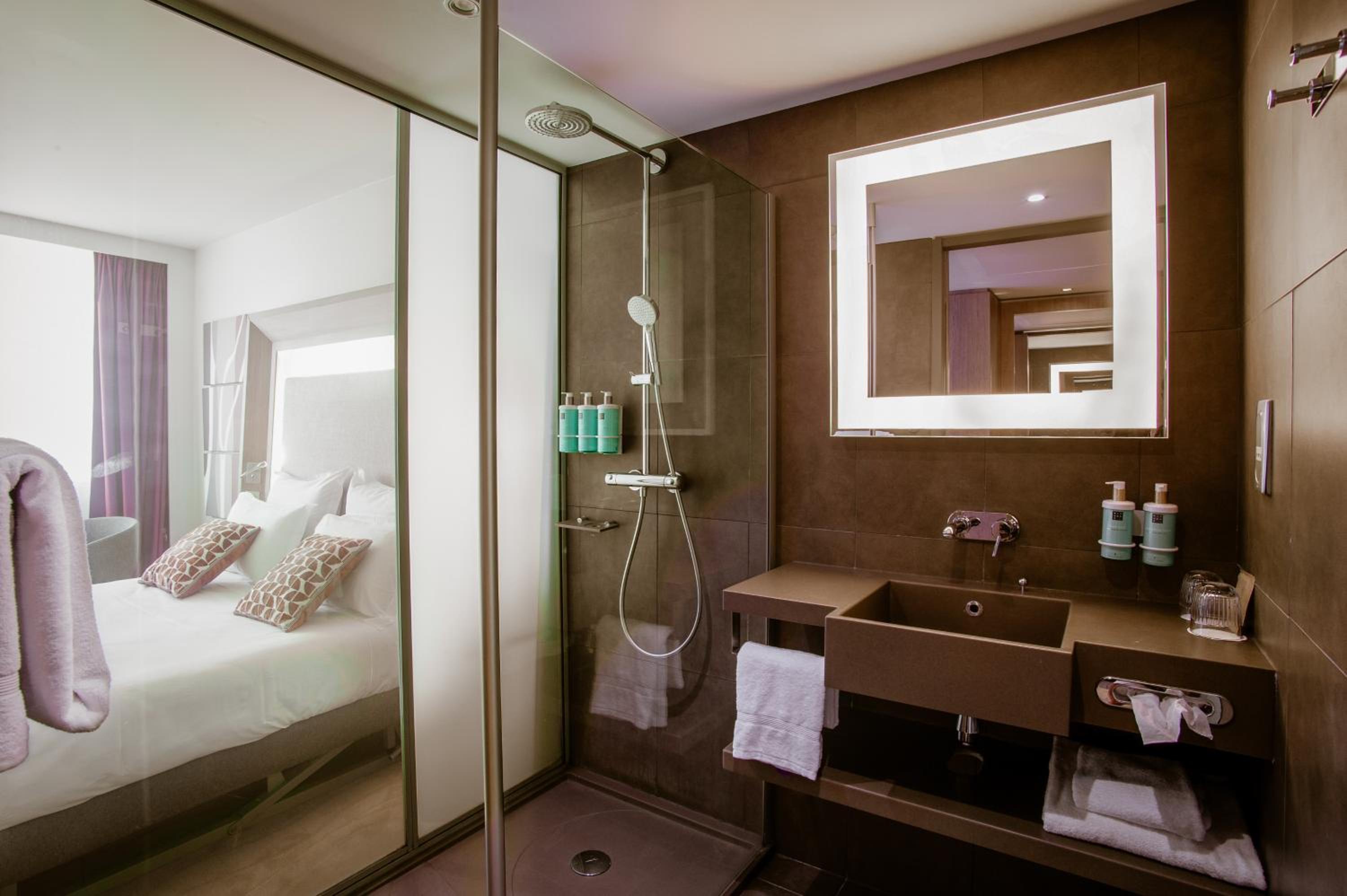 Executive Double Room with Sofa and River View
