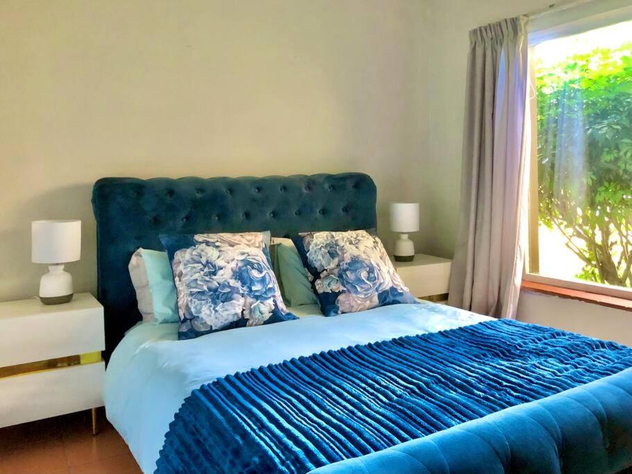 Six-Bedroom House photo 3