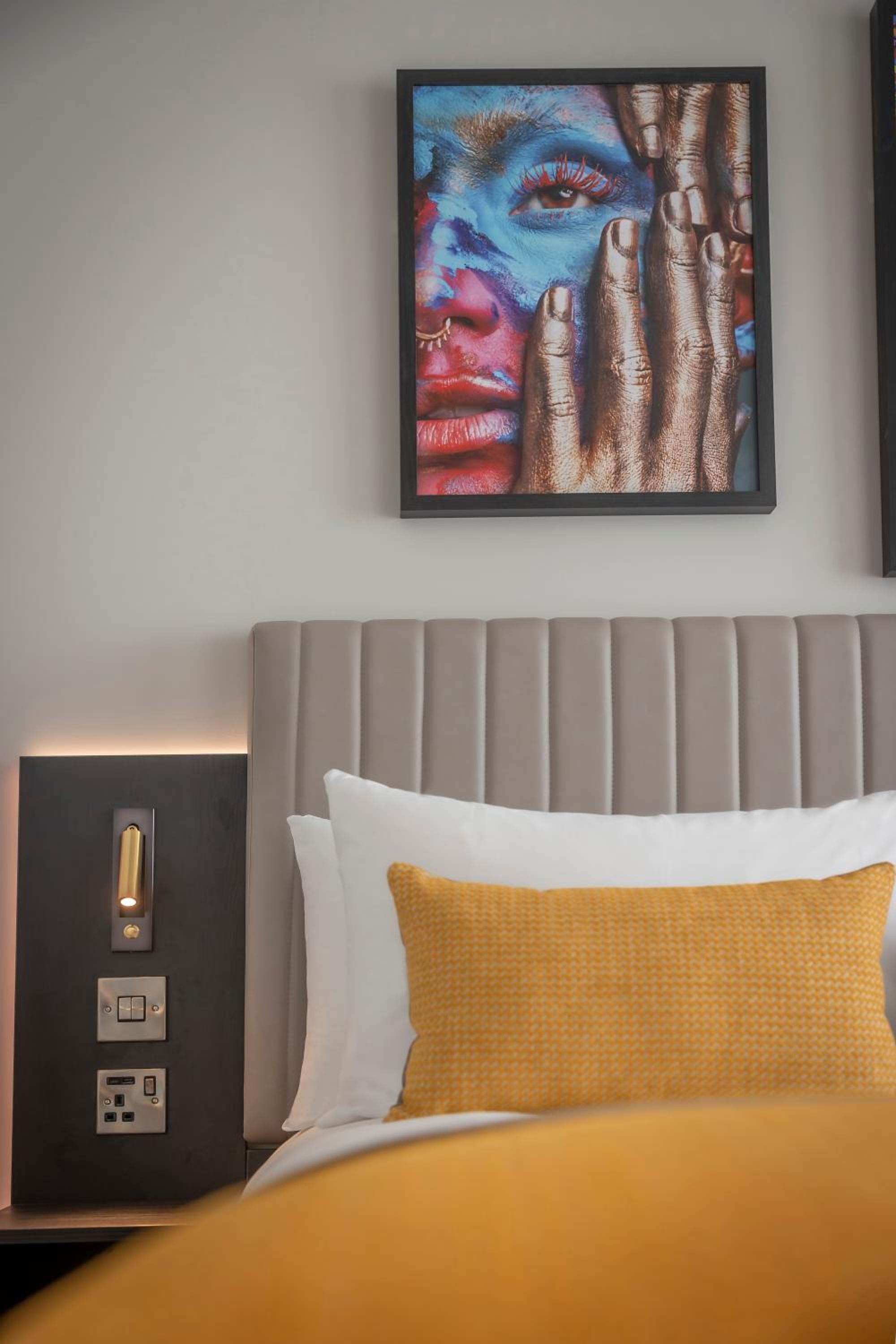Deluxe Double Room thumbnail 6