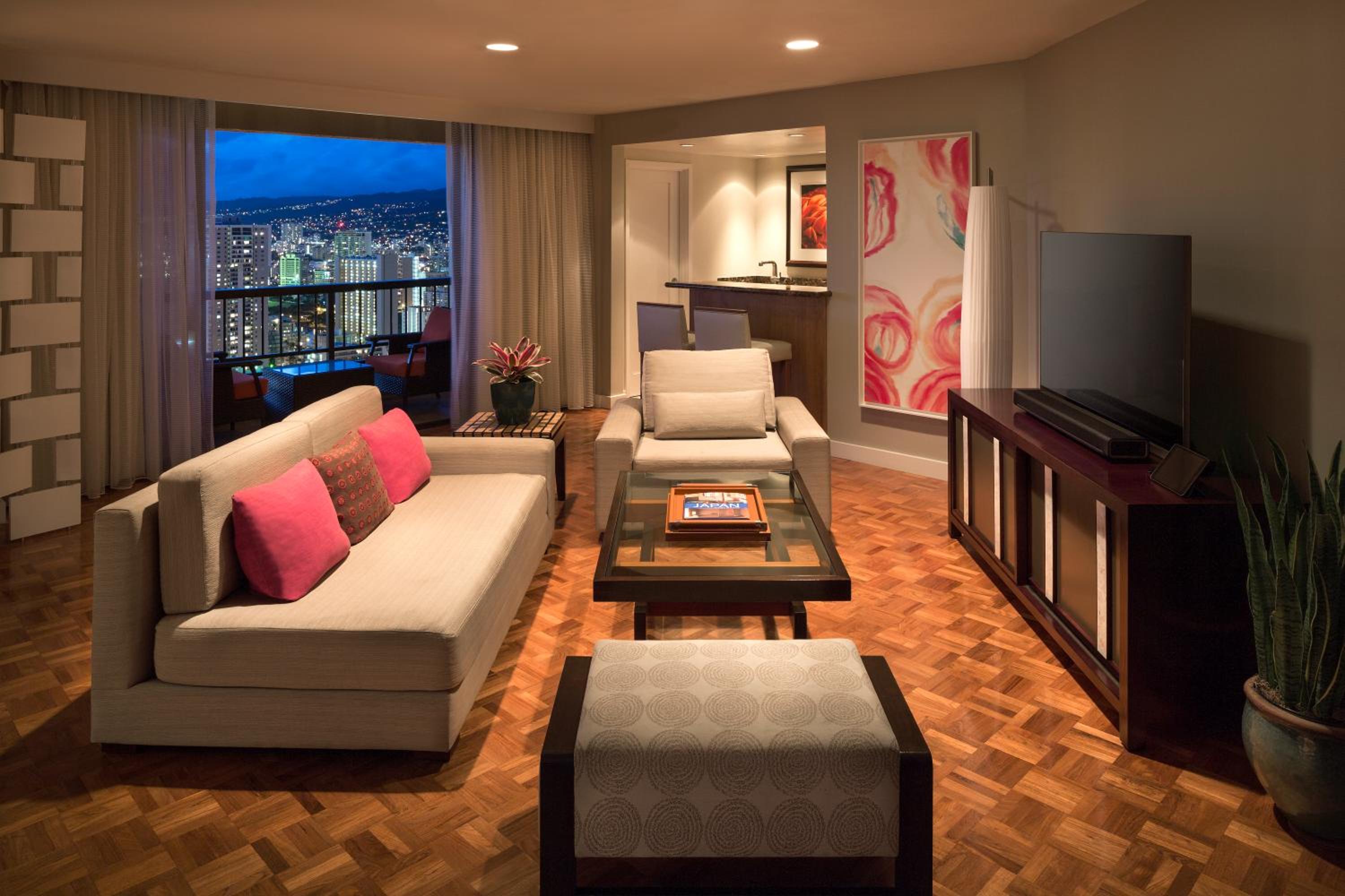 One-Bedroom Penthouse Suite - Photo 3