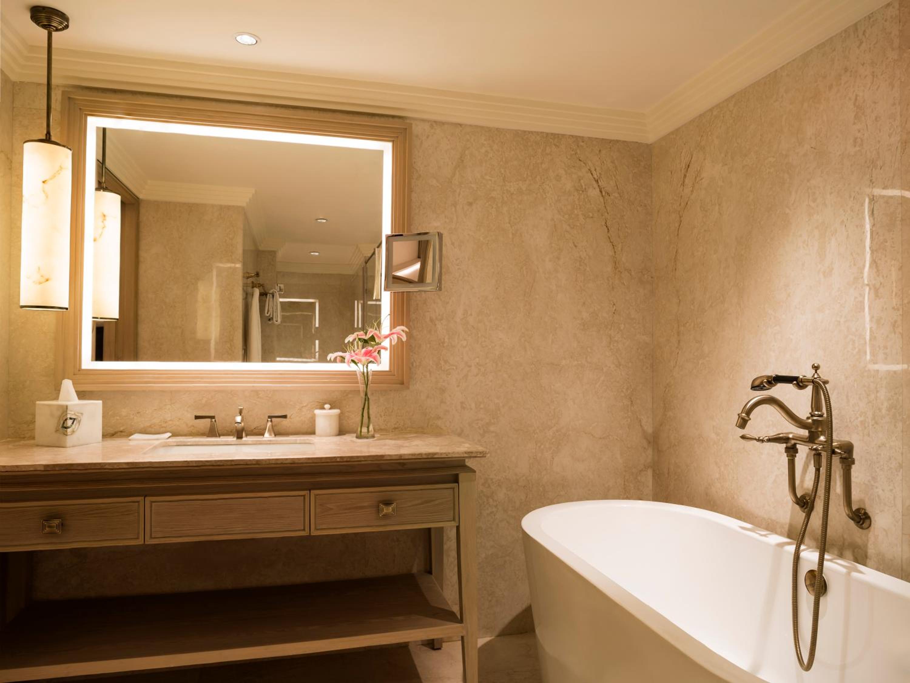 Executive Suite 1 Bedroom with City View thumbnail 6