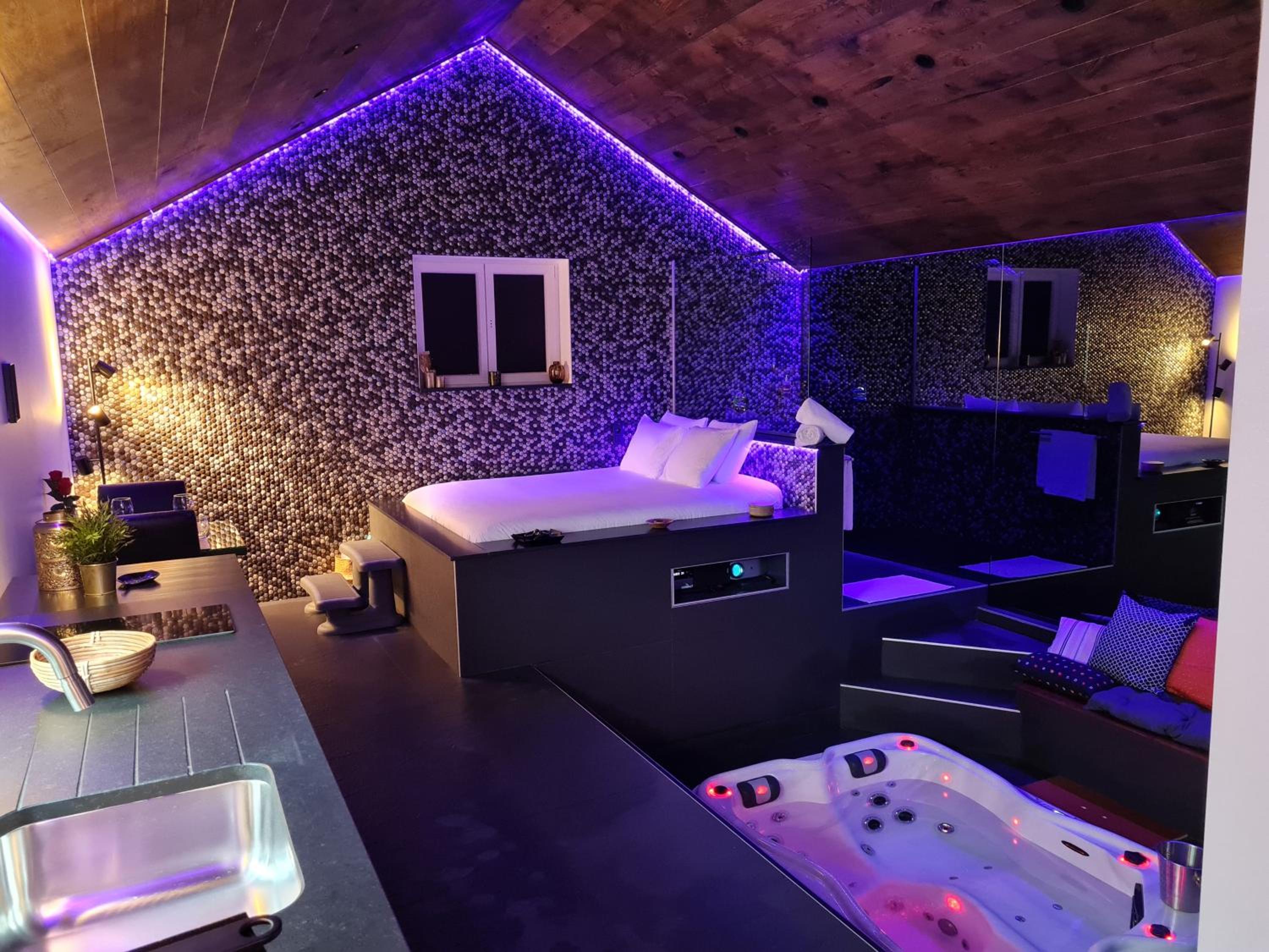 Deluxe Suite with Spa Bath photo 1