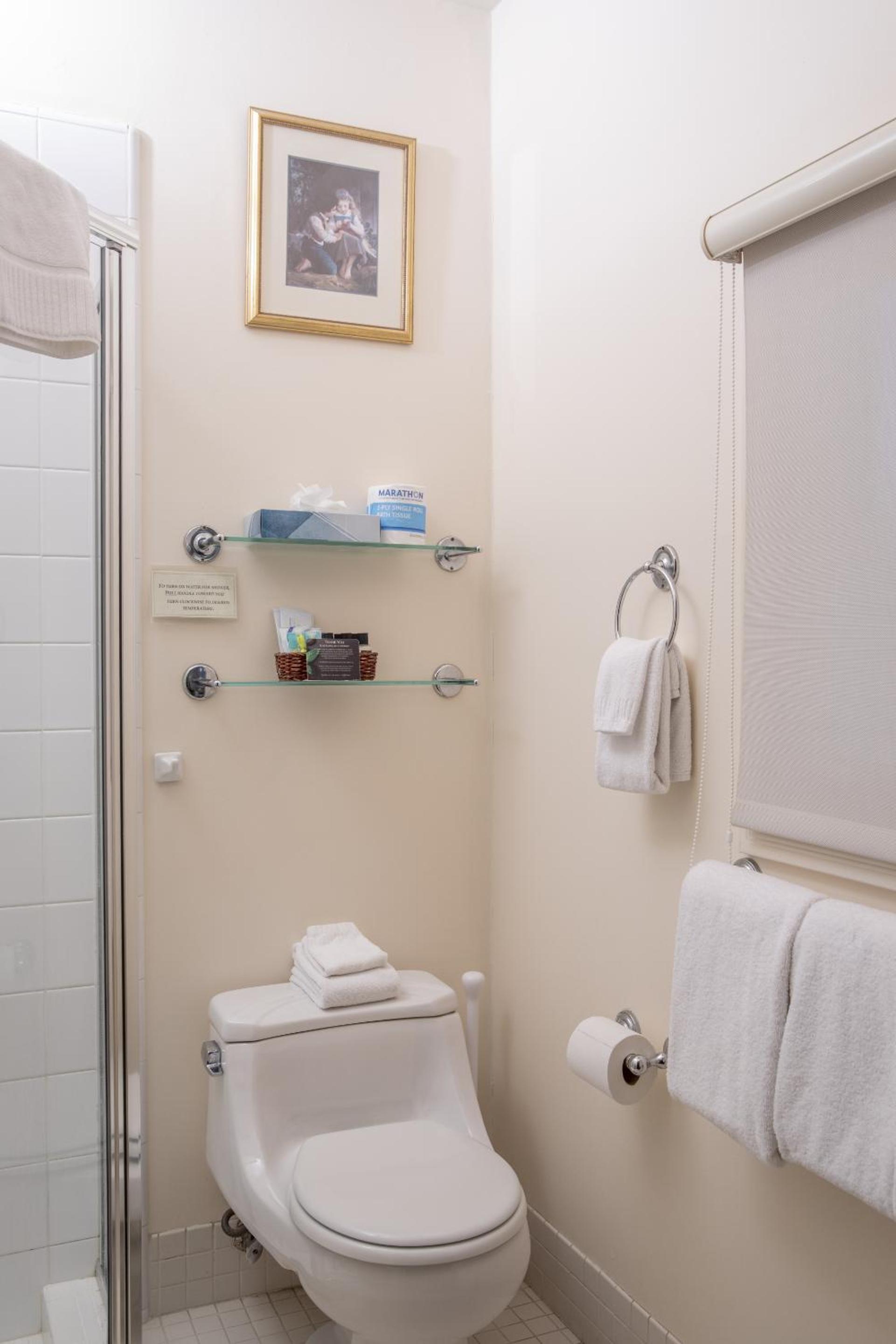 Standard Queen Room - Photo 18