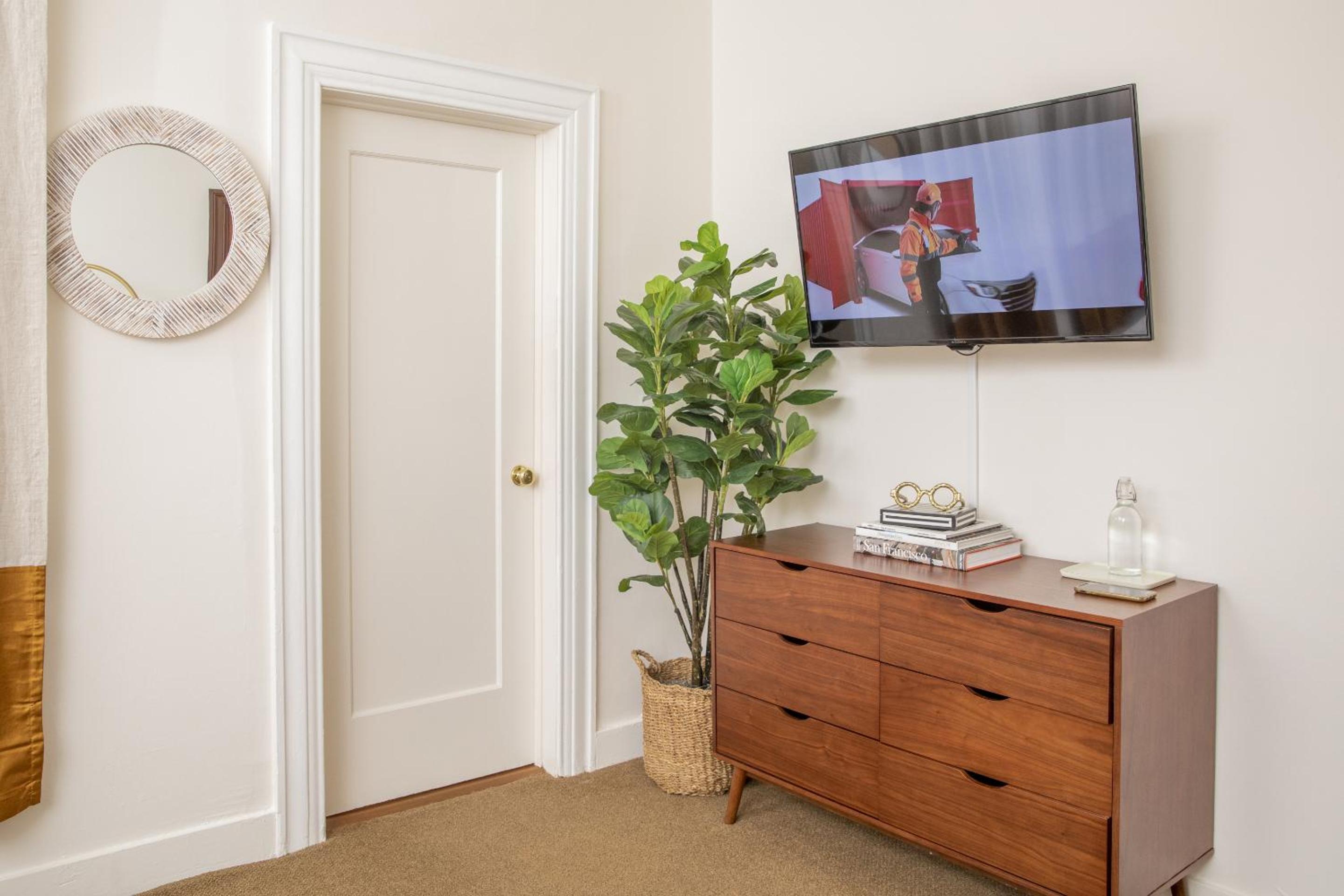 Standard King Room - Photo 9