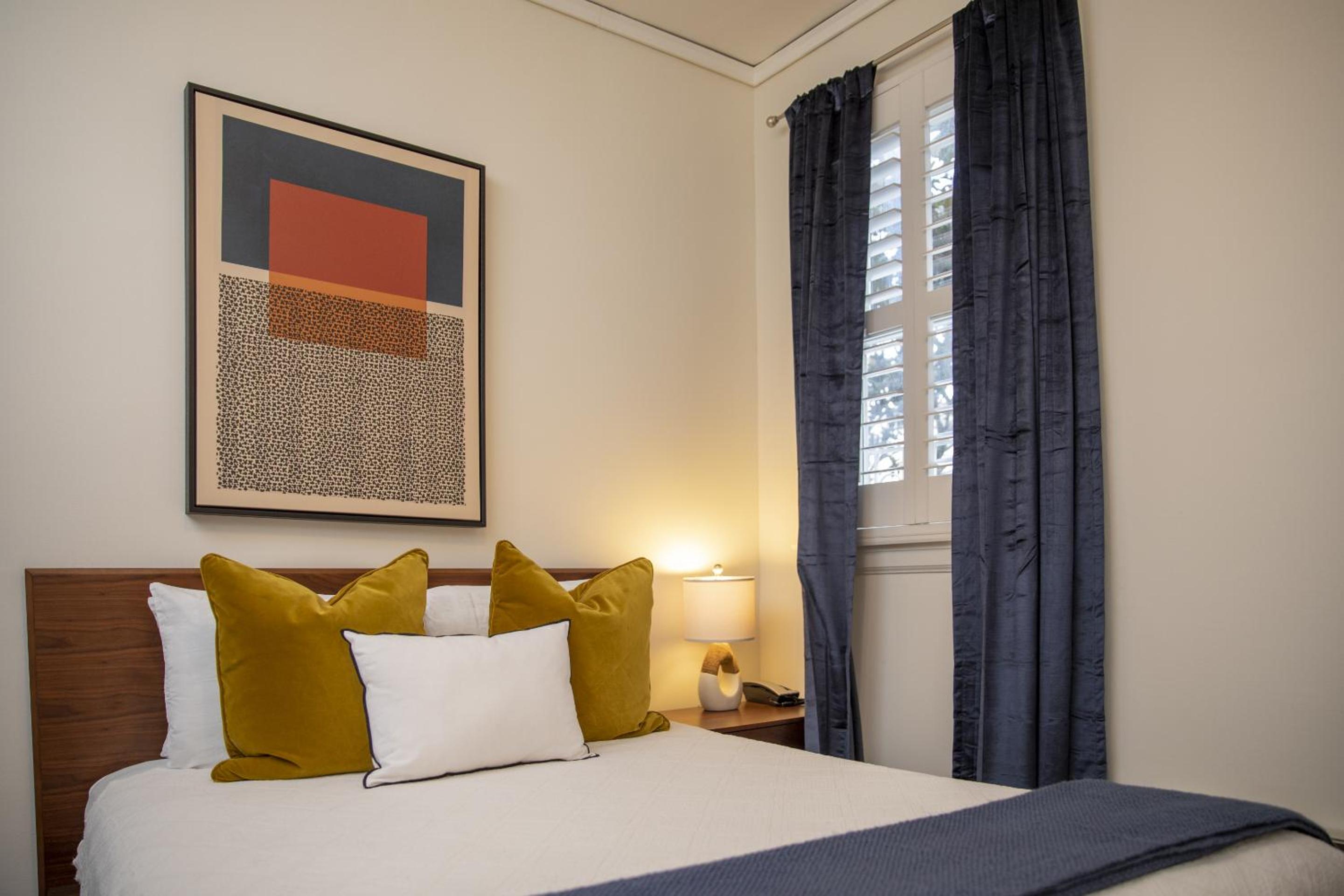 Standard Queen Room - Photo 8