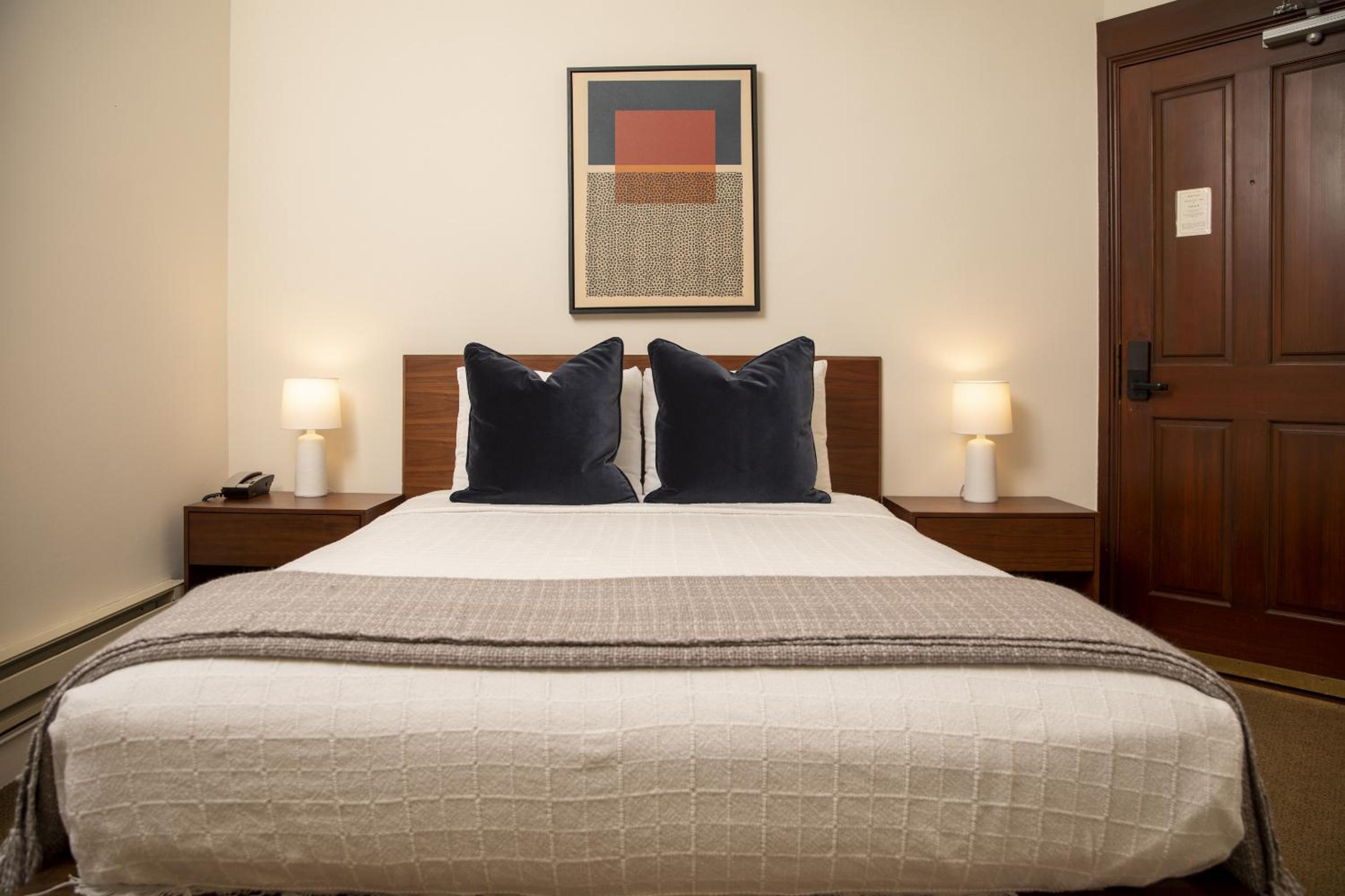 Standard Queen Room - Photo 7