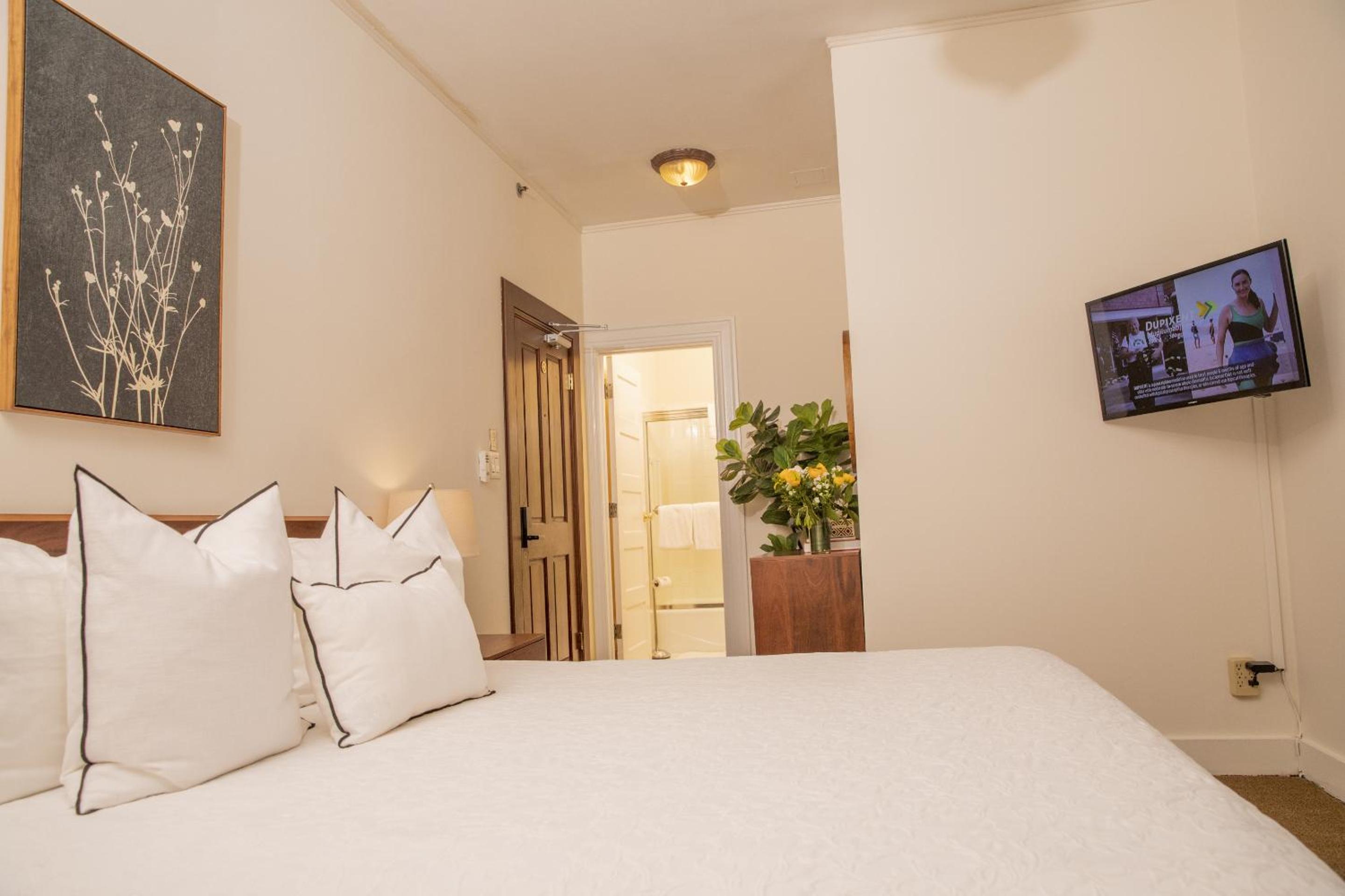 Standard King Room - Photo 10