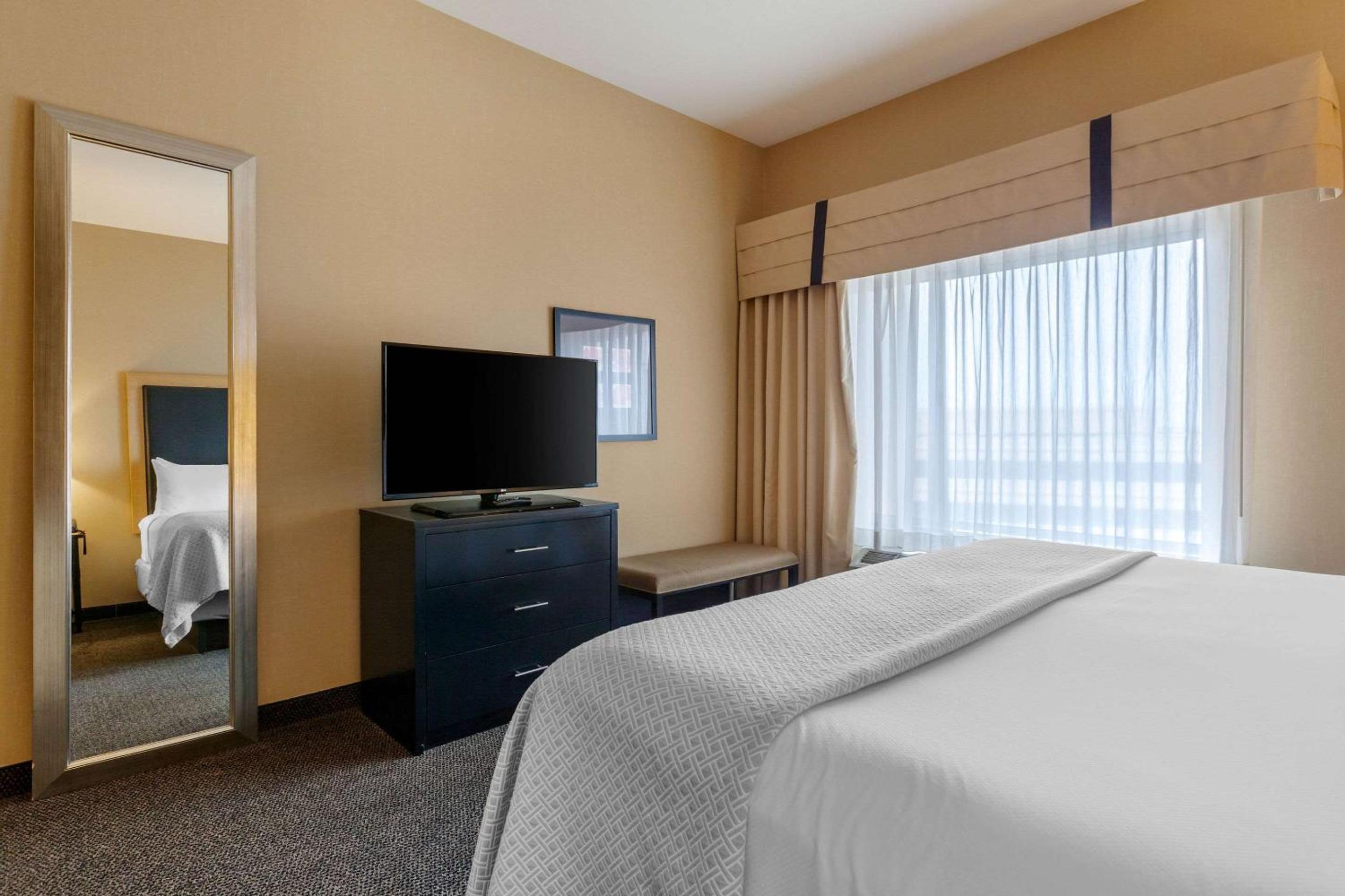 King Suite with Roll-In Shower - Disability Access