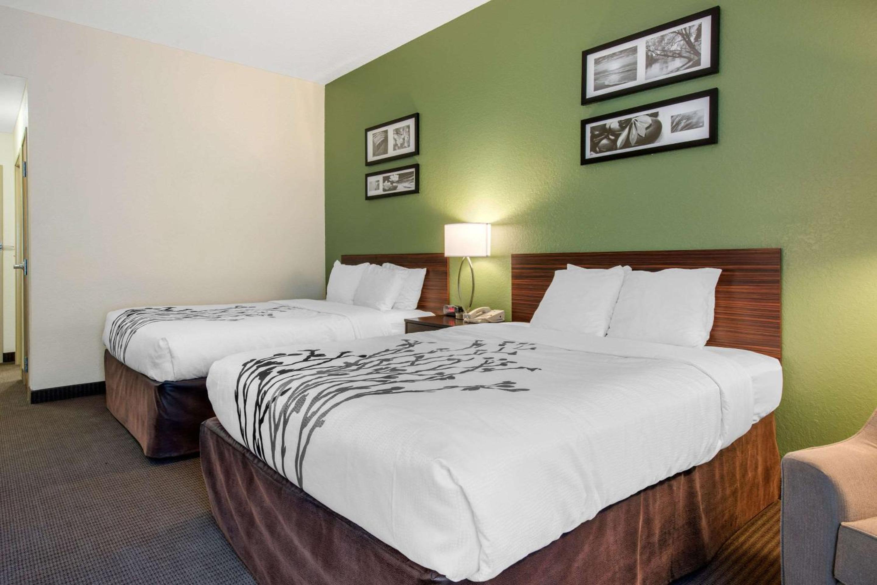 Queen Room with Two Queen Beds - Non-Smoking - Photo 1